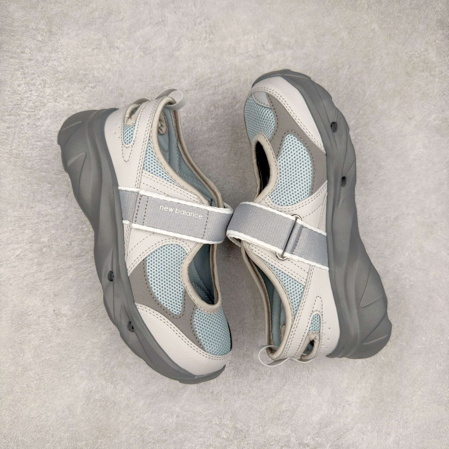 图片[3]-New Balance NB Breeze SD2202 舒适百搭 玛丽珍防滑耐磨低帮生活休闲鞋 随着潮流风向的转变，玛丽珍鞋赛道成为各大球鞋品牌竞相角逐的热门领域，这无疑为我们带来了更多样化的选择空间。这不，就在近日，New Balance 宣布将再度推出 New Balance BREEZE SD2202 鞋型的新配色。在鞋型方面，它有着标准的玛丽珍鞋外观，采用魔术贴取代了一般球鞋的鞋带系统，NB 的徽标也设置于此。鞋面正上方有大面积镂空设计，仔细观察，中底橡胶区域同样设有小孔，进一步增强了透气性。尺码：36 37 37.5 38 38.5 39 40-选品中心