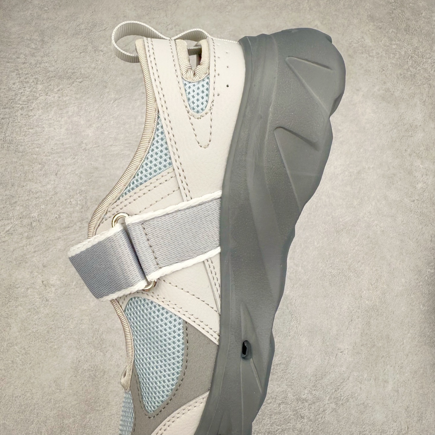 图片[7]-New Balance NB Breeze SD2202 舒适百搭 玛丽珍防滑耐磨低帮生活休闲鞋 随着潮流风向的转变，玛丽珍鞋赛道成为各大球鞋品牌竞相角逐的热门领域，这无疑为我们带来了更多样化的选择空间。这不，就在近日，New Balance 宣布将再度推出 New Balance BREEZE SD2202 鞋型的新配色。在鞋型方面，它有着标准的玛丽珍鞋外观，采用魔术贴取代了一般球鞋的鞋带系统，NB 的徽标也设置于此。鞋面正上方有大面积镂空设计，仔细观察，中底橡胶区域同样设有小孔，进一步增强了透气性。尺码：36 37 37.5 38 38.5 39 40-选品中心