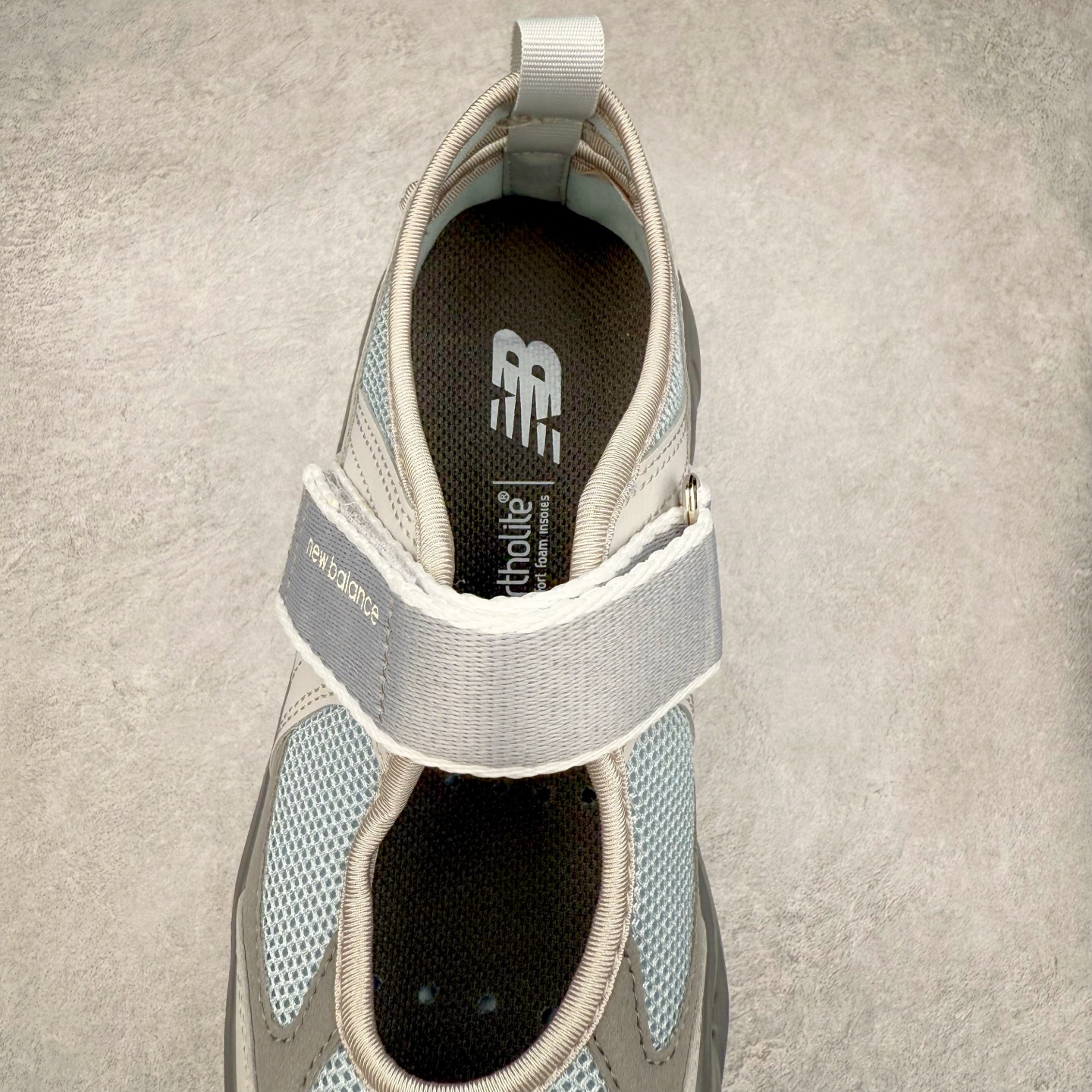 图片[5]-New Balance NB Breeze SD2202 舒适百搭 玛丽珍防滑耐磨低帮生活休闲鞋 随着潮流风向的转变，玛丽珍鞋赛道成为各大球鞋品牌竞相角逐的热门领域，这无疑为我们带来了更多样化的选择空间。这不，就在近日，New Balance 宣布将再度推出 New Balance BREEZE SD2202 鞋型的新配色。在鞋型方面，它有着标准的玛丽珍鞋外观，采用魔术贴取代了一般球鞋的鞋带系统，NB 的徽标也设置于此。鞋面正上方有大面积镂空设计，仔细观察，中底橡胶区域同样设有小孔，进一步增强了透气性。尺码：36 37 37.5 38 38.5 39 40-选品中心