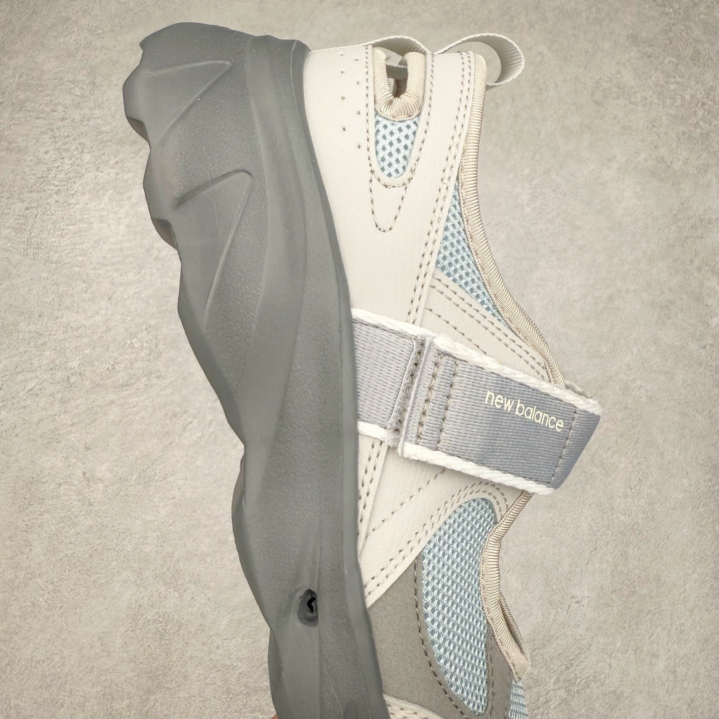 图片[6]-New Balance NB Breeze SD2202 舒适百搭 玛丽珍防滑耐磨低帮生活休闲鞋 随着潮流风向的转变，玛丽珍鞋赛道成为各大球鞋品牌竞相角逐的热门领域，这无疑为我们带来了更多样化的选择空间。这不，就在近日，New Balance 宣布将再度推出 New Balance BREEZE SD2202 鞋型的新配色。在鞋型方面，它有着标准的玛丽珍鞋外观，采用魔术贴取代了一般球鞋的鞋带系统，NB 的徽标也设置于此。鞋面正上方有大面积镂空设计，仔细观察，中底橡胶区域同样设有小孔，进一步增强了透气性。尺码：36 37 37.5 38 38.5 39 40-选品中心