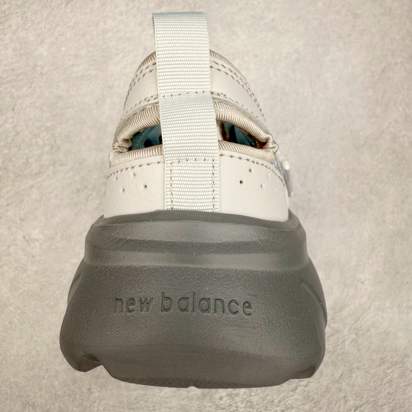 图片[8]-New Balance NB Breeze SD2202 舒适百搭 玛丽珍防滑耐磨低帮生活休闲鞋 随着潮流风向的转变，玛丽珍鞋赛道成为各大球鞋品牌竞相角逐的热门领域，这无疑为我们带来了更多样化的选择空间。这不，就在近日，New Balance 宣布将再度推出 New Balance BREEZE SD2202 鞋型的新配色。在鞋型方面，它有着标准的玛丽珍鞋外观，采用魔术贴取代了一般球鞋的鞋带系统，NB 的徽标也设置于此。鞋面正上方有大面积镂空设计，仔细观察，中底橡胶区域同样设有小孔，进一步增强了透气性。尺码：36 37 37.5 38 38.5 39 40-选品中心