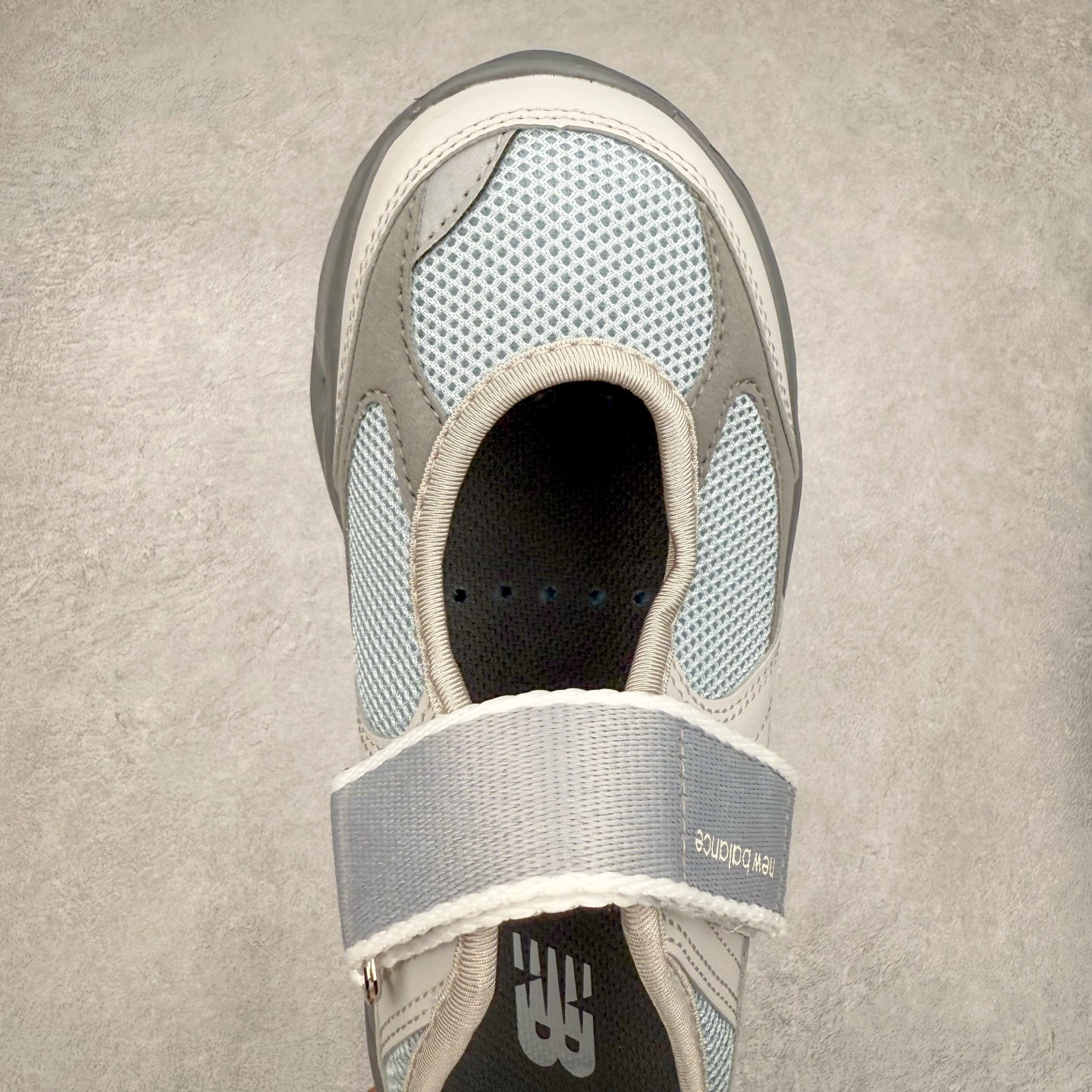 图片[4]-New Balance NB Breeze SD2202 舒适百搭 玛丽珍防滑耐磨低帮生活休闲鞋 随着潮流风向的转变，玛丽珍鞋赛道成为各大球鞋品牌竞相角逐的热门领域，这无疑为我们带来了更多样化的选择空间。这不，就在近日，New Balance 宣布将再度推出 New Balance BREEZE SD2202 鞋型的新配色。在鞋型方面，它有着标准的玛丽珍鞋外观，采用魔术贴取代了一般球鞋的鞋带系统，NB 的徽标也设置于此。鞋面正上方有大面积镂空设计，仔细观察，中底橡胶区域同样设有小孔，进一步增强了透气性。尺码：36 37 37.5 38 38.5 39 40-选品中心