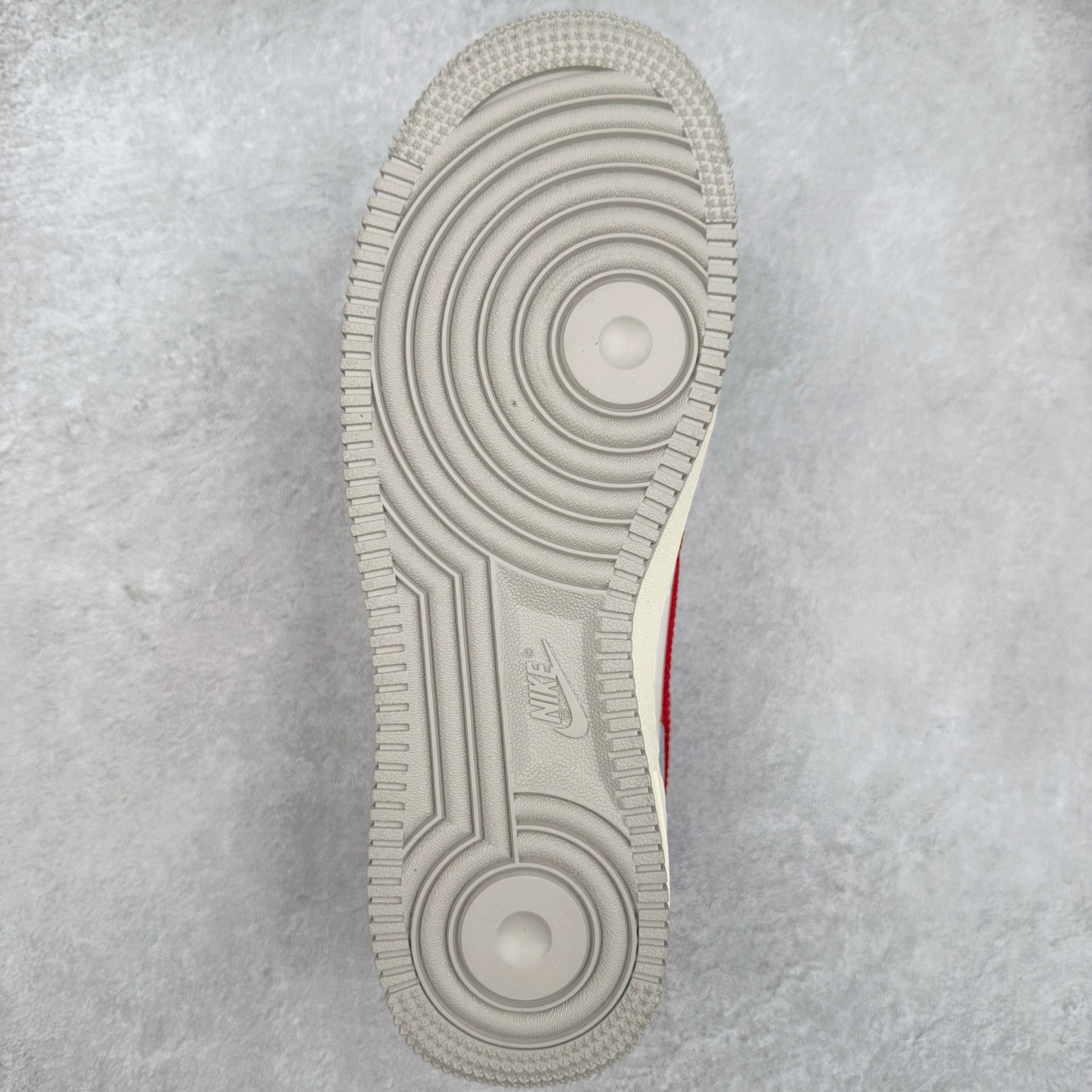 图片[9]-＃XT纯原 NK Air Force 1´07 Low 空军一号低帮百搭休闲运动板鞋 HJ9094-012 顶级批次 2022全新楦头鞋型 鱼鳞大底 历时开发三个月 清洁度完美 二维码鞋标 内置芯片及solo气垫 大底高度及其弧度依照正品 钢印 logo刺绣 鞋口弧度 鞋头长度 鞋面冲孔 鞋垫背胶及钢印 完美鞋型对比正品 每一处都是细节满满 柔软、弹性十足的缓震性能和出色的中底设计 横跨复古与现代的外型结合 造就出风靡全球 三十多年的Force 1 直到今天还深受青睐 实拍调校N版已经零色差零失真 百分百还原实物色彩所见即所得 不存在货不对板色差等低级问题 选购参考实物拍摄 不混卖不参货 只用心做好货严格选品 承诺混一赔十 尺码：36 36.5 37.5 38 38.5 39 40 40.5 41 42 42.5 43 44 44.5 45-选品中心