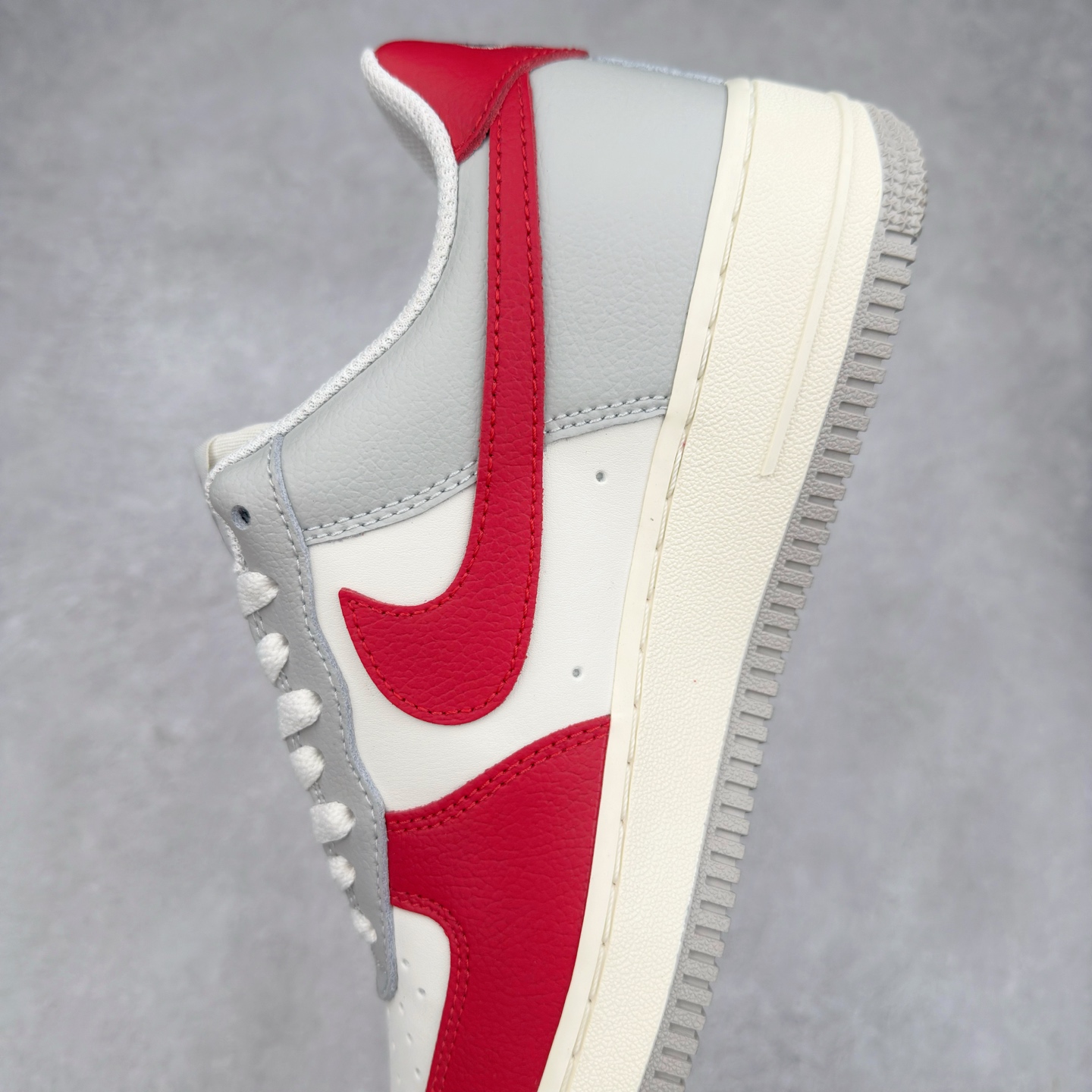 图片[7]-＃XT纯原 NK Air Force 1´07 Low 空军一号低帮百搭休闲运动板鞋 HJ9094-012 顶级批次 2022全新楦头鞋型 鱼鳞大底 历时开发三个月 清洁度完美 二维码鞋标 内置芯片及solo气垫 大底高度及其弧度依照正品 钢印 logo刺绣 鞋口弧度 鞋头长度 鞋面冲孔 鞋垫背胶及钢印 完美鞋型对比正品 每一处都是细节满满 柔软、弹性十足的缓震性能和出色的中底设计 横跨复古与现代的外型结合 造就出风靡全球 三十多年的Force 1 直到今天还深受青睐 实拍调校N版已经零色差零失真 百分百还原实物色彩所见即所得 不存在货不对板色差等低级问题 选购参考实物拍摄 不混卖不参货 只用心做好货严格选品 承诺混一赔十 尺码：36 36.5 37.5 38 38.5 39 40 40.5 41 42 42.5 43 44 44.5 45-选品中心