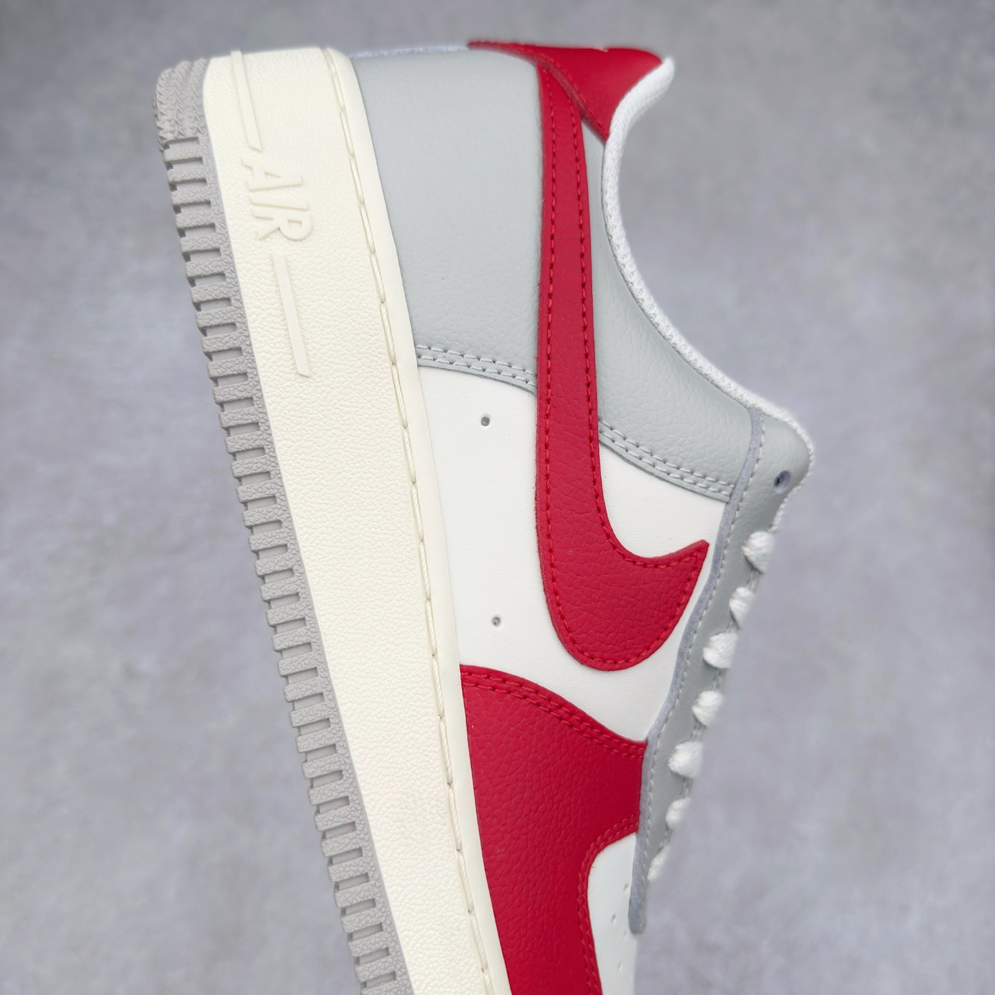 图片[6]-＃XT纯原 NK Air Force 1´07 Low 空军一号低帮百搭休闲运动板鞋 HJ9094-012 顶级批次 2022全新楦头鞋型 鱼鳞大底 历时开发三个月 清洁度完美 二维码鞋标 内置芯片及solo气垫 大底高度及其弧度依照正品 钢印 logo刺绣 鞋口弧度 鞋头长度 鞋面冲孔 鞋垫背胶及钢印 完美鞋型对比正品 每一处都是细节满满 柔软、弹性十足的缓震性能和出色的中底设计 横跨复古与现代的外型结合 造就出风靡全球 三十多年的Force 1 直到今天还深受青睐 实拍调校N版已经零色差零失真 百分百还原实物色彩所见即所得 不存在货不对板色差等低级问题 选购参考实物拍摄 不混卖不参货 只用心做好货严格选品 承诺混一赔十 尺码：36 36.5 37.5 38 38.5 39 40 40.5 41 42 42.5 43 44 44.5 45-选品中心