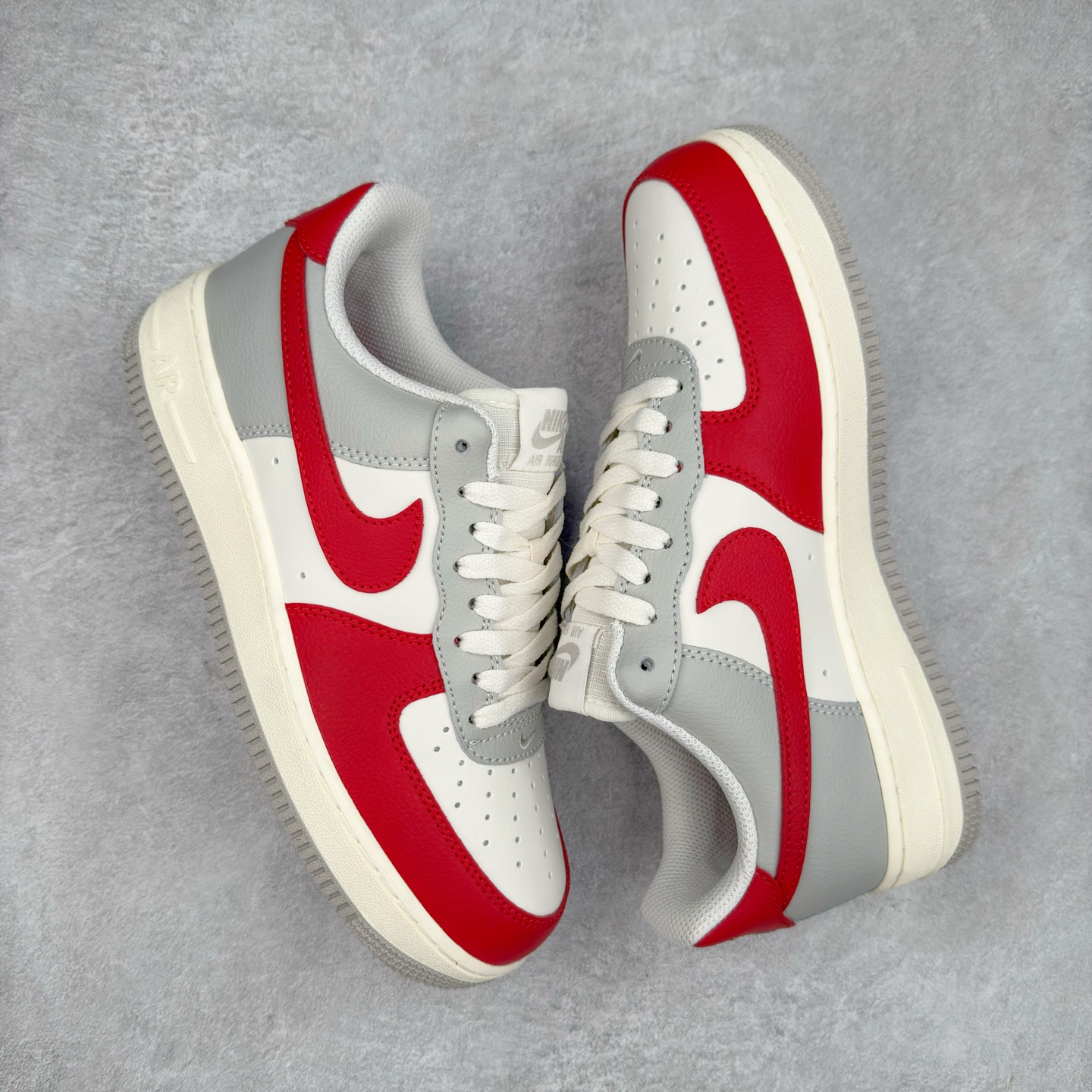 图片[3]-＃XT纯原 NK Air Force 1´07 Low 空军一号低帮百搭休闲运动板鞋 HJ9094-012 顶级批次 2022全新楦头鞋型 鱼鳞大底 历时开发三个月 清洁度完美 二维码鞋标 内置芯片及solo气垫 大底高度及其弧度依照正品 钢印 logo刺绣 鞋口弧度 鞋头长度 鞋面冲孔 鞋垫背胶及钢印 完美鞋型对比正品 每一处都是细节满满 柔软、弹性十足的缓震性能和出色的中底设计 横跨复古与现代的外型结合 造就出风靡全球 三十多年的Force 1 直到今天还深受青睐 实拍调校N版已经零色差零失真 百分百还原实物色彩所见即所得 不存在货不对板色差等低级问题 选购参考实物拍摄 不混卖不参货 只用心做好货严格选品 承诺混一赔十 尺码：36 36.5 37.5 38 38.5 39 40 40.5 41 42 42.5 43 44 44.5 45-选品中心