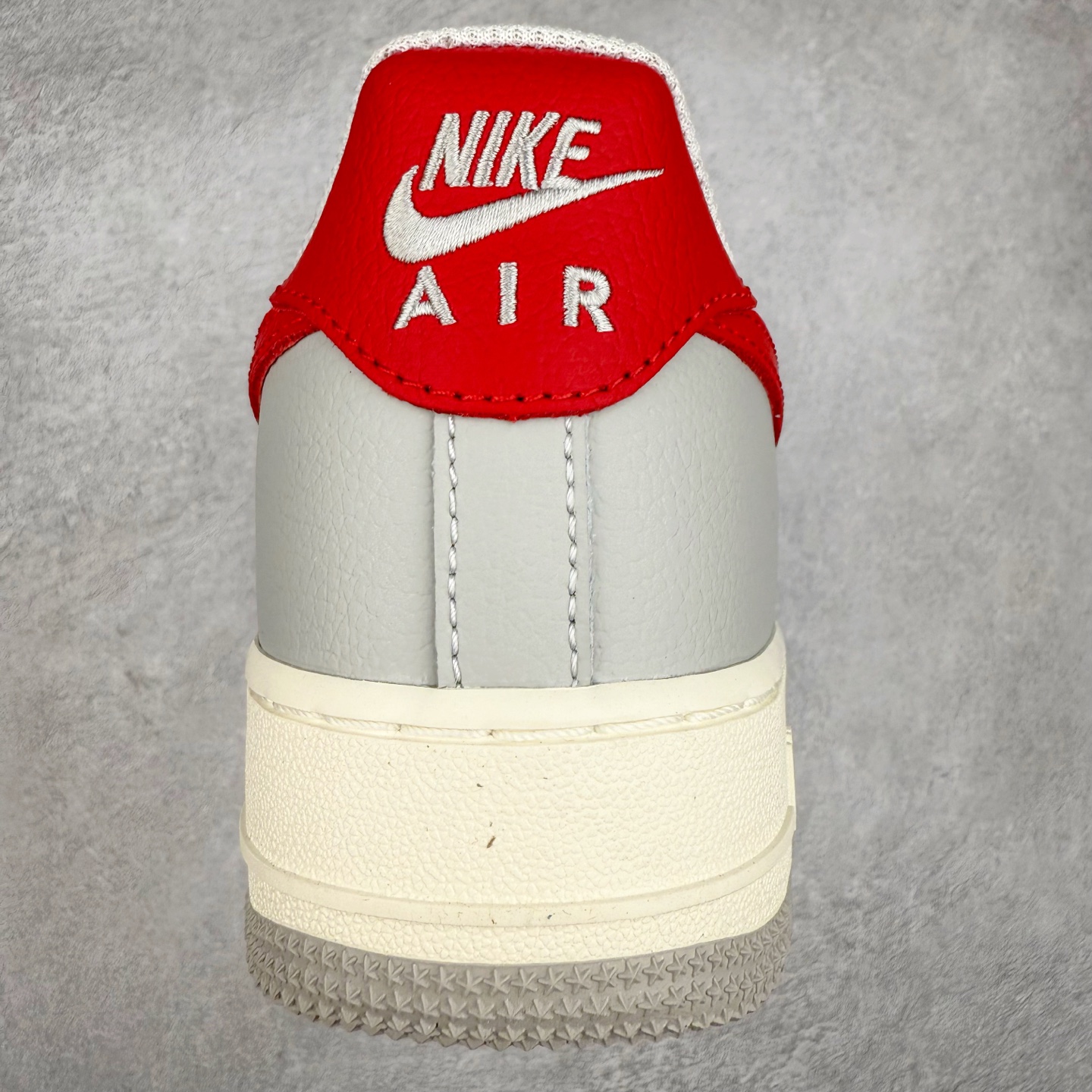 图片[8]-＃XT纯原 NK Air Force 1´07 Low 空军一号低帮百搭休闲运动板鞋 HJ9094-012 顶级批次 2022全新楦头鞋型 鱼鳞大底 历时开发三个月 清洁度完美 二维码鞋标 内置芯片及solo气垫 大底高度及其弧度依照正品 钢印 logo刺绣 鞋口弧度 鞋头长度 鞋面冲孔 鞋垫背胶及钢印 完美鞋型对比正品 每一处都是细节满满 柔软、弹性十足的缓震性能和出色的中底设计 横跨复古与现代的外型结合 造就出风靡全球 三十多年的Force 1 直到今天还深受青睐 实拍调校N版已经零色差零失真 百分百还原实物色彩所见即所得 不存在货不对板色差等低级问题 选购参考实物拍摄 不混卖不参货 只用心做好货严格选品 承诺混一赔十 尺码：36 36.5 37.5 38 38.5 39 40 40.5 41 42 42.5 43 44 44.5 45-选品中心