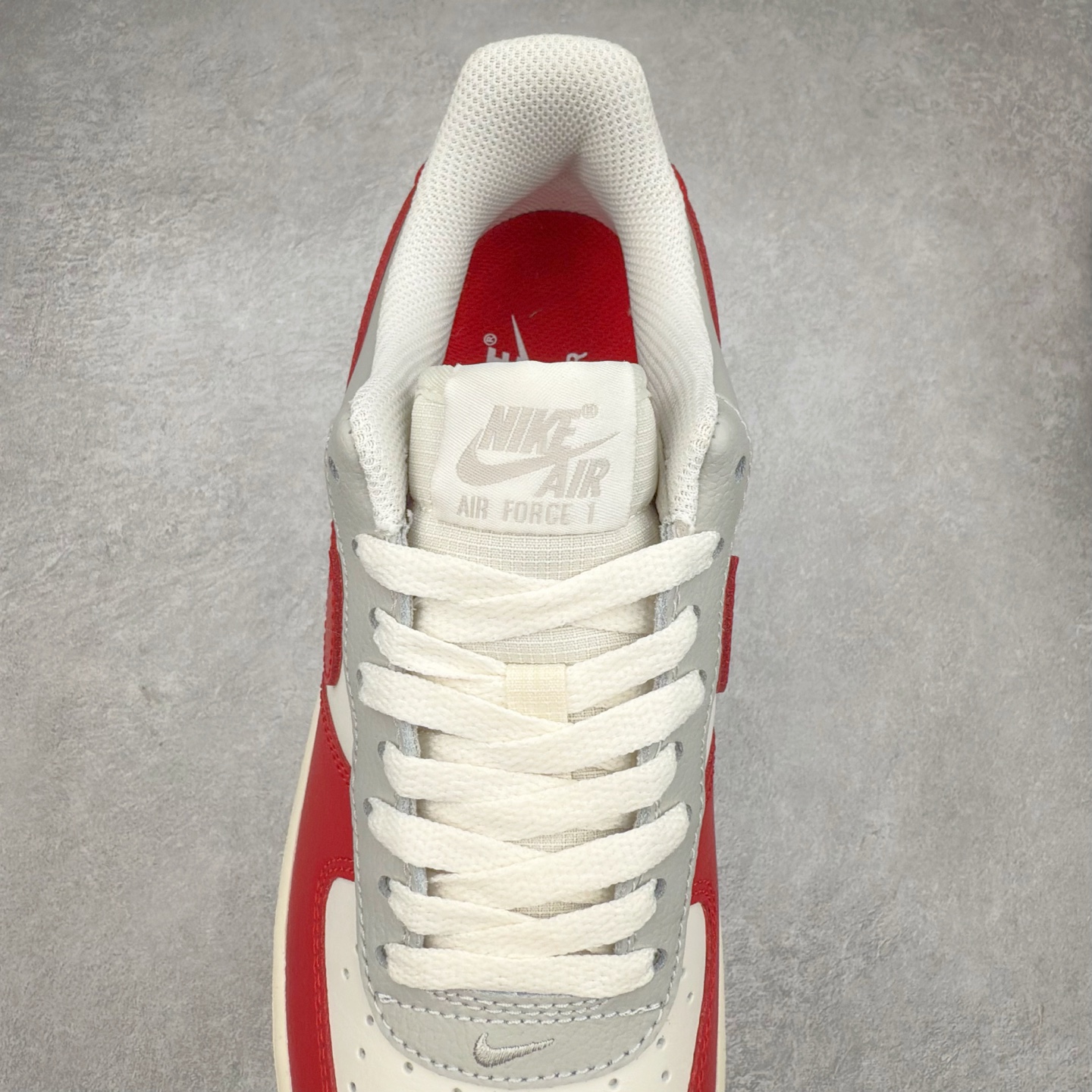 图片[5]-＃XT纯原 NK Air Force 1´07 Low 空军一号低帮百搭休闲运动板鞋 HJ9094-012 顶级批次 2022全新楦头鞋型 鱼鳞大底 历时开发三个月 清洁度完美 二维码鞋标 内置芯片及solo气垫 大底高度及其弧度依照正品 钢印 logo刺绣 鞋口弧度 鞋头长度 鞋面冲孔 鞋垫背胶及钢印 完美鞋型对比正品 每一处都是细节满满 柔软、弹性十足的缓震性能和出色的中底设计 横跨复古与现代的外型结合 造就出风靡全球 三十多年的Force 1 直到今天还深受青睐 实拍调校N版已经零色差零失真 百分百还原实物色彩所见即所得 不存在货不对板色差等低级问题 选购参考实物拍摄 不混卖不参货 只用心做好货严格选品 承诺混一赔十 尺码：36 36.5 37.5 38 38.5 39 40 40.5 41 42 42.5 43 44 44.5 45-选品中心