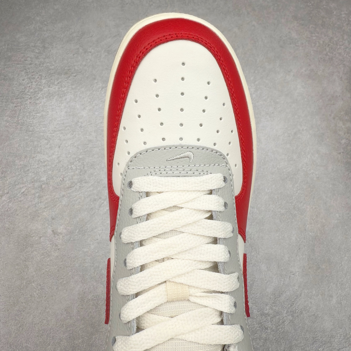 图片[4]-＃XT纯原 NK Air Force 1´07 Low 空军一号低帮百搭休闲运动板鞋 HJ9094-012 顶级批次 2022全新楦头鞋型 鱼鳞大底 历时开发三个月 清洁度完美 二维码鞋标 内置芯片及solo气垫 大底高度及其弧度依照正品 钢印 logo刺绣 鞋口弧度 鞋头长度 鞋面冲孔 鞋垫背胶及钢印 完美鞋型对比正品 每一处都是细节满满 柔软、弹性十足的缓震性能和出色的中底设计 横跨复古与现代的外型结合 造就出风靡全球 三十多年的Force 1 直到今天还深受青睐 实拍调校N版已经零色差零失真 百分百还原实物色彩所见即所得 不存在货不对板色差等低级问题 选购参考实物拍摄 不混卖不参货 只用心做好货严格选品 承诺混一赔十 尺码：36 36.5 37.5 38 38.5 39 40 40.5 41 42 42.5 43 44 44.5 45-选品中心