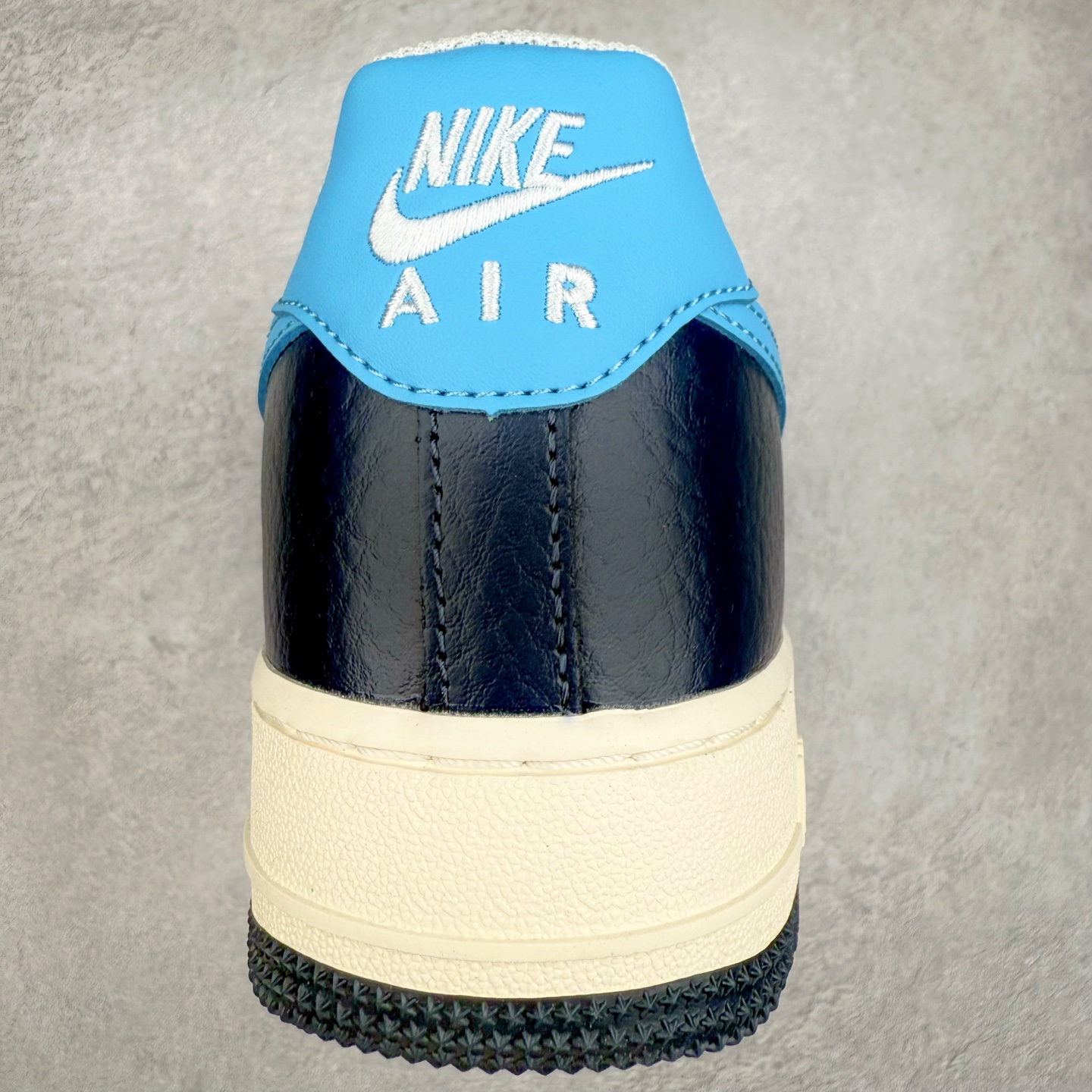 图片[8]-＃XT纯原 NK Air Force 1´07 Low 空军一号低帮百搭休闲运动板鞋 HJ9291-478 顶级批次 2022全新楦头鞋型 鱼鳞大底 历时开发三个月 清洁度完美 二维码鞋标 内置芯片及solo气垫 大底高度及其弧度依照正品 钢印 logo刺绣 鞋口弧度 鞋头长度 鞋面冲孔 鞋垫背胶及钢印 完美鞋型对比正品 每一处都是细节满满 柔软、弹性十足的缓震性能和出色的中底设计 横跨复古与现代的外型结合 造就出风靡全球 三十多年的Force 1 直到今天还深受青睐 实拍调校N版已经零色差零失真 百分百还原实物色彩所见即所得 不存在货不对板色差等低级问题 选购参考实物拍摄 不混卖不参货 只用心做好货严格选品 承诺混一赔十 尺码：36 36.5 37.5 38 38.5 39 40 40.5 41 42 42.5 43 44 44.5 45-选品中心