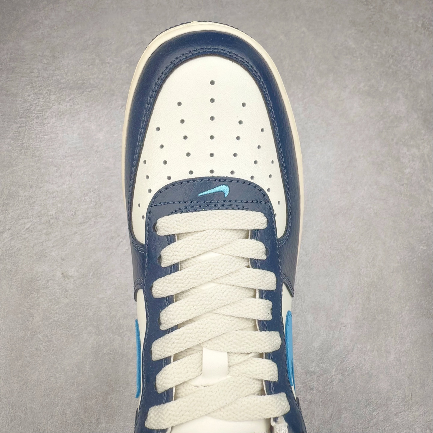 图片[4]-＃XT纯原 NK Air Force 1´07 Low 空军一号低帮百搭休闲运动板鞋 HJ9291-478 顶级批次 2022全新楦头鞋型 鱼鳞大底 历时开发三个月 清洁度完美 二维码鞋标 内置芯片及solo气垫 大底高度及其弧度依照正品 钢印 logo刺绣 鞋口弧度 鞋头长度 鞋面冲孔 鞋垫背胶及钢印 完美鞋型对比正品 每一处都是细节满满 柔软、弹性十足的缓震性能和出色的中底设计 横跨复古与现代的外型结合 造就出风靡全球 三十多年的Force 1 直到今天还深受青睐 实拍调校N版已经零色差零失真 百分百还原实物色彩所见即所得 不存在货不对板色差等低级问题 选购参考实物拍摄 不混卖不参货 只用心做好货严格选品 承诺混一赔十 尺码：36 36.5 37.5 38 38.5 39 40 40.5 41 42 42.5 43 44 44.5 45-选品中心