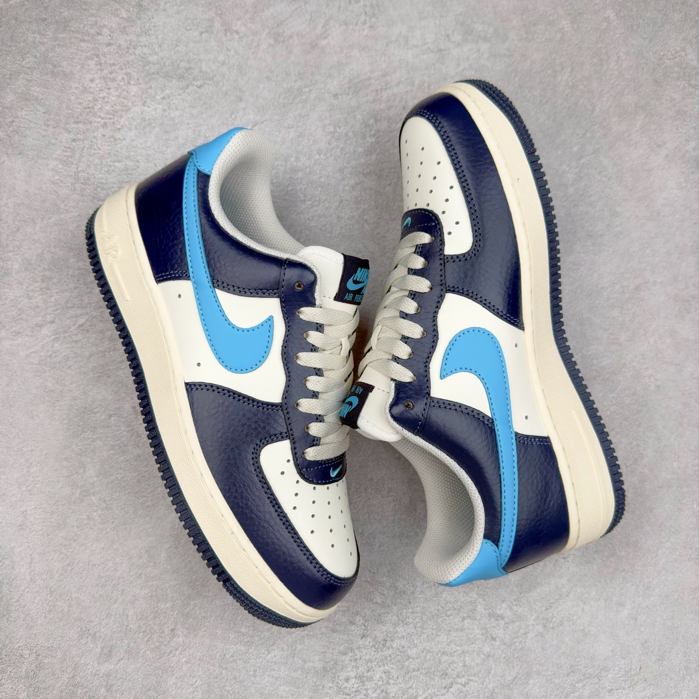 图片[3]-＃XT纯原 NK Air Force 1´07 Low 空军一号低帮百搭休闲运动板鞋 HJ9291-478 顶级批次 2022全新楦头鞋型 鱼鳞大底 历时开发三个月 清洁度完美 二维码鞋标 内置芯片及solo气垫 大底高度及其弧度依照正品 钢印 logo刺绣 鞋口弧度 鞋头长度 鞋面冲孔 鞋垫背胶及钢印 完美鞋型对比正品 每一处都是细节满满 柔软、弹性十足的缓震性能和出色的中底设计 横跨复古与现代的外型结合 造就出风靡全球 三十多年的Force 1 直到今天还深受青睐 实拍调校N版已经零色差零失真 百分百还原实物色彩所见即所得 不存在货不对板色差等低级问题 选购参考实物拍摄 不混卖不参货 只用心做好货严格选品 承诺混一赔十 尺码：36 36.5 37.5 38 38.5 39 40 40.5 41 42 42.5 43 44 44.5 45-选品中心