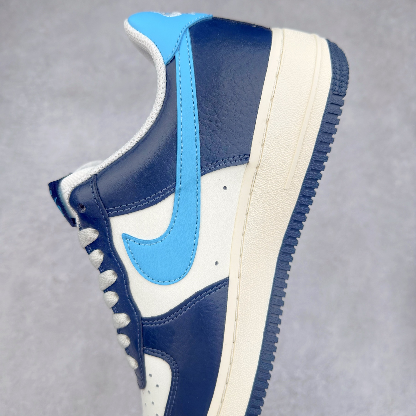 图片[7]-＃XT纯原 NK Air Force 1´07 Low 空军一号低帮百搭休闲运动板鞋 HJ9291-478 顶级批次 2022全新楦头鞋型 鱼鳞大底 历时开发三个月 清洁度完美 二维码鞋标 内置芯片及solo气垫 大底高度及其弧度依照正品 钢印 logo刺绣 鞋口弧度 鞋头长度 鞋面冲孔 鞋垫背胶及钢印 完美鞋型对比正品 每一处都是细节满满 柔软、弹性十足的缓震性能和出色的中底设计 横跨复古与现代的外型结合 造就出风靡全球 三十多年的Force 1 直到今天还深受青睐 实拍调校N版已经零色差零失真 百分百还原实物色彩所见即所得 不存在货不对板色差等低级问题 选购参考实物拍摄 不混卖不参货 只用心做好货严格选品 承诺混一赔十 尺码：36 36.5 37.5 38 38.5 39 40 40.5 41 42 42.5 43 44 44.5 45-选品中心