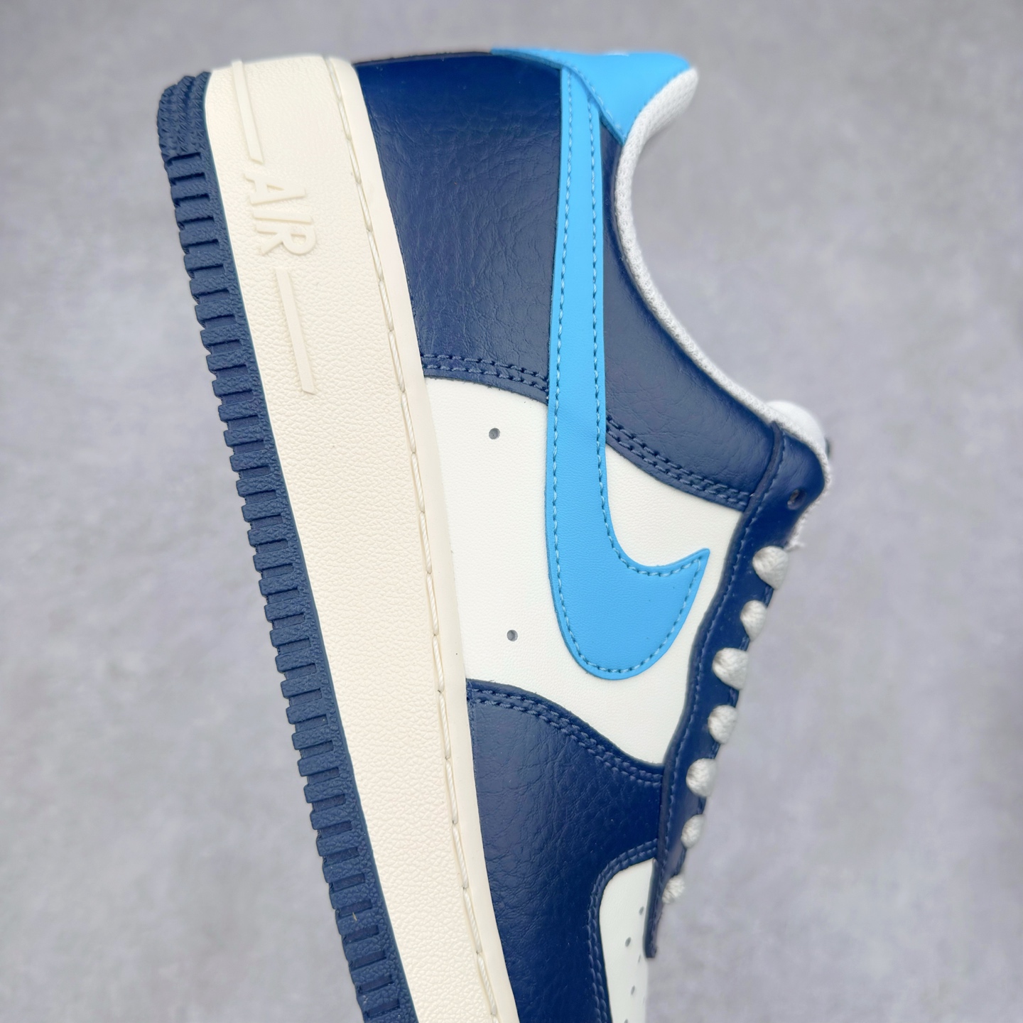 图片[6]-＃XT纯原 NK Air Force 1´07 Low 空军一号低帮百搭休闲运动板鞋 HJ9291-478 顶级批次 2022全新楦头鞋型 鱼鳞大底 历时开发三个月 清洁度完美 二维码鞋标 内置芯片及solo气垫 大底高度及其弧度依照正品 钢印 logo刺绣 鞋口弧度 鞋头长度 鞋面冲孔 鞋垫背胶及钢印 完美鞋型对比正品 每一处都是细节满满 柔软、弹性十足的缓震性能和出色的中底设计 横跨复古与现代的外型结合 造就出风靡全球 三十多年的Force 1 直到今天还深受青睐 实拍调校N版已经零色差零失真 百分百还原实物色彩所见即所得 不存在货不对板色差等低级问题 选购参考实物拍摄 不混卖不参货 只用心做好货严格选品 承诺混一赔十 尺码：36 36.5 37.5 38 38.5 39 40 40.5 41 42 42.5 43 44 44.5 45-选品中心