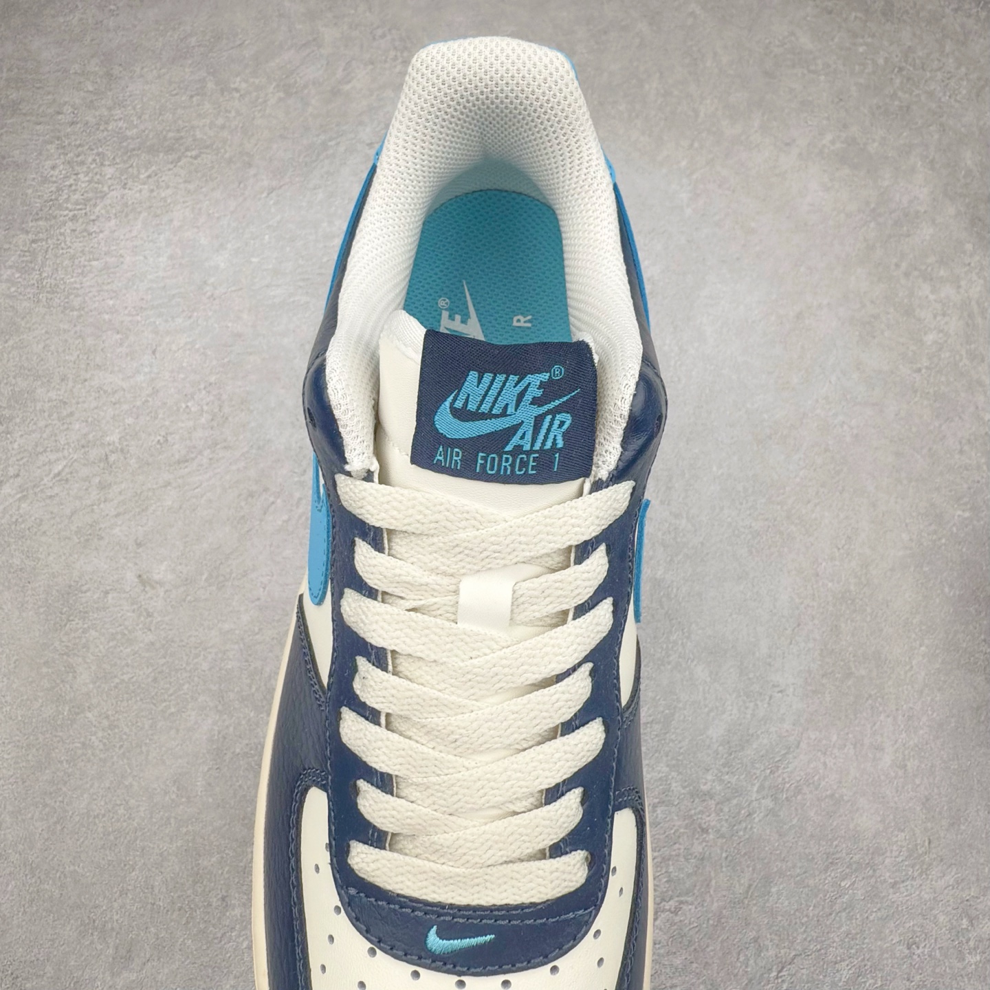 图片[5]-＃XT纯原 NK Air Force 1´07 Low 空军一号低帮百搭休闲运动板鞋 HJ9291-478 顶级批次 2022全新楦头鞋型 鱼鳞大底 历时开发三个月 清洁度完美 二维码鞋标 内置芯片及solo气垫 大底高度及其弧度依照正品 钢印 logo刺绣 鞋口弧度 鞋头长度 鞋面冲孔 鞋垫背胶及钢印 完美鞋型对比正品 每一处都是细节满满 柔软、弹性十足的缓震性能和出色的中底设计 横跨复古与现代的外型结合 造就出风靡全球 三十多年的Force 1 直到今天还深受青睐 实拍调校N版已经零色差零失真 百分百还原实物色彩所见即所得 不存在货不对板色差等低级问题 选购参考实物拍摄 不混卖不参货 只用心做好货严格选品 承诺混一赔十 尺码：36 36.5 37.5 38 38.5 39 40 40.5 41 42 42.5 43 44 44.5 45-选品中心