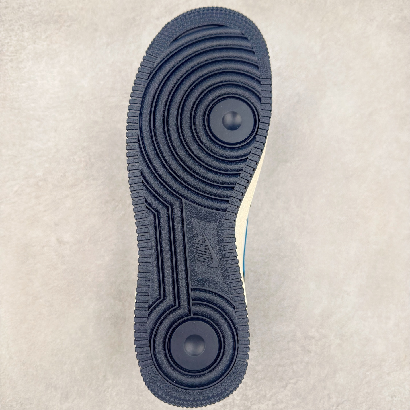 图片[9]-＃XT纯原 NK Air Force 1´07 Low 空军一号低帮百搭休闲运动板鞋 HJ9291-478 顶级批次 2022全新楦头鞋型 鱼鳞大底 历时开发三个月 清洁度完美 二维码鞋标 内置芯片及solo气垫 大底高度及其弧度依照正品 钢印 logo刺绣 鞋口弧度 鞋头长度 鞋面冲孔 鞋垫背胶及钢印 完美鞋型对比正品 每一处都是细节满满 柔软、弹性十足的缓震性能和出色的中底设计 横跨复古与现代的外型结合 造就出风靡全球 三十多年的Force 1 直到今天还深受青睐 实拍调校N版已经零色差零失真 百分百还原实物色彩所见即所得 不存在货不对板色差等低级问题 选购参考实物拍摄 不混卖不参货 只用心做好货严格选品 承诺混一赔十 尺码：36 36.5 37.5 38 38.5 39 40 40.5 41 42 42.5 43 44 44.5 45-选品中心