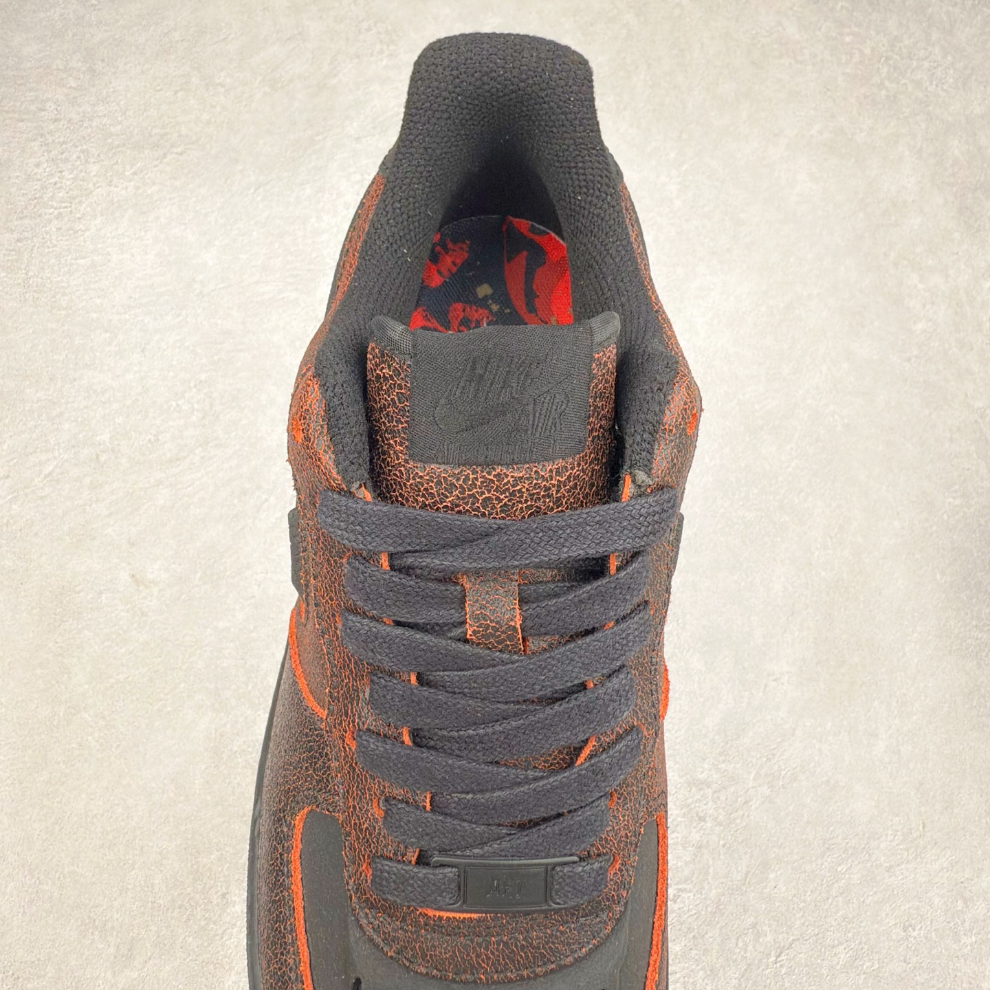 图片[5]-＃XT纯原 NK Air Force 1´07 Low 空军一号低帮百搭休闲运动板鞋 HV2016-001 顶级批次 2022全新楦头鞋型 鱼鳞大底 历时开发三个月 清洁度完美 二维码鞋标 内置芯片及solo气垫 大底高度及其弧度依照正品 钢印 logo刺绣 鞋口弧度 鞋头长度 鞋面冲孔 鞋垫背胶及钢印 完美鞋型对比正品 每一处都是细节满满 柔软、弹性十足的缓震性能和出色的中底设计 横跨复古与现代的外型结合 造就出风靡全球 三十多年的Force 1 直到今天还深受青睐 实拍调校N版已经零色差零失真 百分百还原实物色彩所见即所得 不存在货不对板色差等低级问题 选购参考实物拍摄 不混卖不参货 只用心做好货严格选品 承诺混一赔十 尺码：36 36.5 37.5 38 38.5 39 40 40.5 41 42 42.5 43 44 44.5 45-选品中心