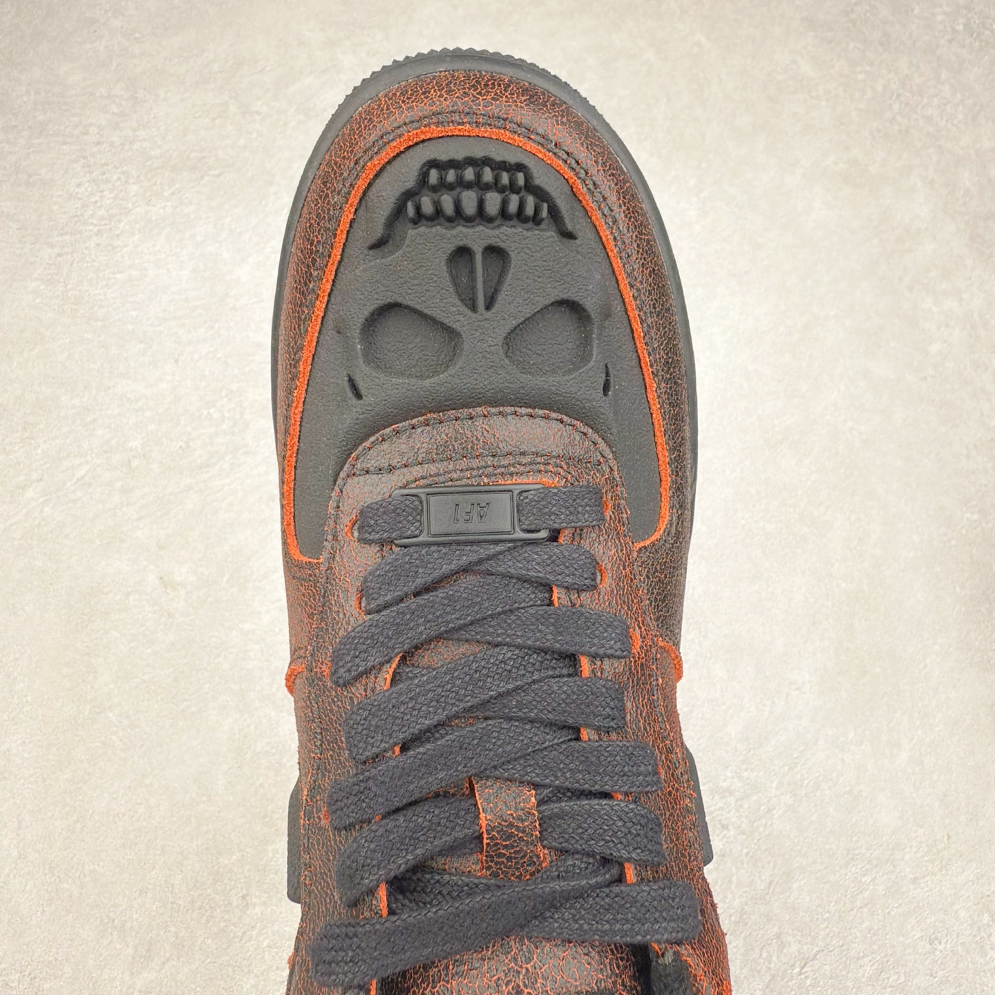 图片[4]-＃XT纯原 NK Air Force 1´07 Low 空军一号低帮百搭休闲运动板鞋 HV2016-001 顶级批次 2022全新楦头鞋型 鱼鳞大底 历时开发三个月 清洁度完美 二维码鞋标 内置芯片及solo气垫 大底高度及其弧度依照正品 钢印 logo刺绣 鞋口弧度 鞋头长度 鞋面冲孔 鞋垫背胶及钢印 完美鞋型对比正品 每一处都是细节满满 柔软、弹性十足的缓震性能和出色的中底设计 横跨复古与现代的外型结合 造就出风靡全球 三十多年的Force 1 直到今天还深受青睐 实拍调校N版已经零色差零失真 百分百还原实物色彩所见即所得 不存在货不对板色差等低级问题 选购参考实物拍摄 不混卖不参货 只用心做好货严格选品 承诺混一赔十 尺码：36 36.5 37.5 38 38.5 39 40 40.5 41 42 42.5 43 44 44.5 45-选品中心