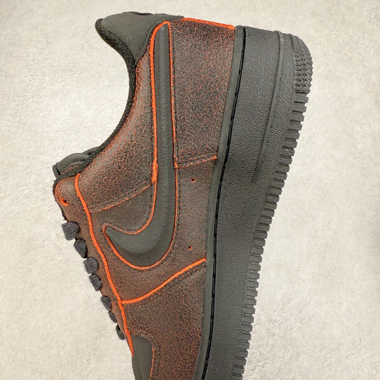 图片[7]-＃XT纯原 NK Air Force 1´07 Low 空军一号低帮百搭休闲运动板鞋 HV2016-001 顶级批次 2022全新楦头鞋型 鱼鳞大底 历时开发三个月 清洁度完美 二维码鞋标 内置芯片及solo气垫 大底高度及其弧度依照正品 钢印 logo刺绣 鞋口弧度 鞋头长度 鞋面冲孔 鞋垫背胶及钢印 完美鞋型对比正品 每一处都是细节满满 柔软、弹性十足的缓震性能和出色的中底设计 横跨复古与现代的外型结合 造就出风靡全球 三十多年的Force 1 直到今天还深受青睐 实拍调校N版已经零色差零失真 百分百还原实物色彩所见即所得 不存在货不对板色差等低级问题 选购参考实物拍摄 不混卖不参货 只用心做好货严格选品 承诺混一赔十 尺码：36 36.5 37.5 38 38.5 39 40 40.5 41 42 42.5 43 44 44.5 45-选品中心