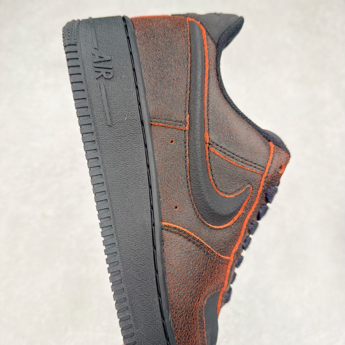 图片[6]-＃XT纯原 NK Air Force 1´07 Low 空军一号低帮百搭休闲运动板鞋 HV2016-001 顶级批次 2022全新楦头鞋型 鱼鳞大底 历时开发三个月 清洁度完美 二维码鞋标 内置芯片及solo气垫 大底高度及其弧度依照正品 钢印 logo刺绣 鞋口弧度 鞋头长度 鞋面冲孔 鞋垫背胶及钢印 完美鞋型对比正品 每一处都是细节满满 柔软、弹性十足的缓震性能和出色的中底设计 横跨复古与现代的外型结合 造就出风靡全球 三十多年的Force 1 直到今天还深受青睐 实拍调校N版已经零色差零失真 百分百还原实物色彩所见即所得 不存在货不对板色差等低级问题 选购参考实物拍摄 不混卖不参货 只用心做好货严格选品 承诺混一赔十 尺码：36 36.5 37.5 38 38.5 39 40 40.5 41 42 42.5 43 44 44.5 45-选品中心