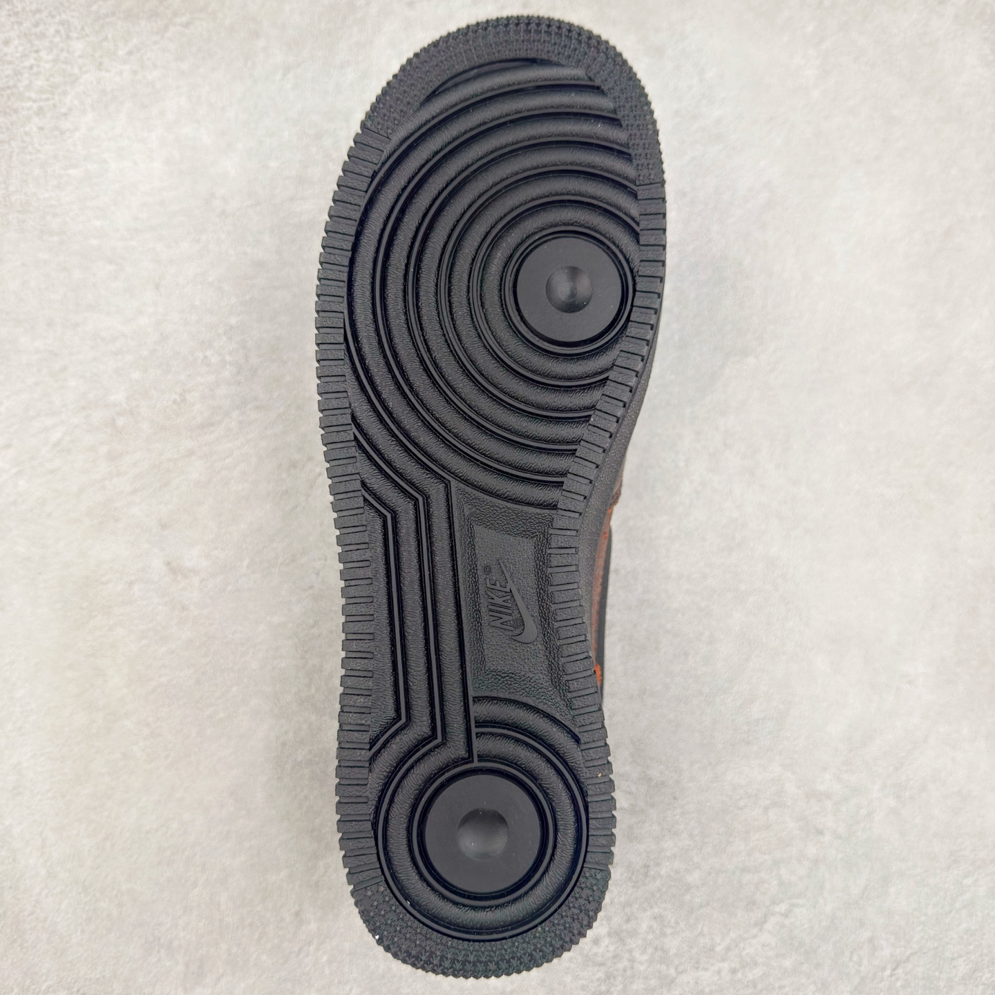 图片[9]-＃XT纯原 NK Air Force 1´07 Low 空军一号低帮百搭休闲运动板鞋 HV2016-001 顶级批次 2022全新楦头鞋型 鱼鳞大底 历时开发三个月 清洁度完美 二维码鞋标 内置芯片及solo气垫 大底高度及其弧度依照正品 钢印 logo刺绣 鞋口弧度 鞋头长度 鞋面冲孔 鞋垫背胶及钢印 完美鞋型对比正品 每一处都是细节满满 柔软、弹性十足的缓震性能和出色的中底设计 横跨复古与现代的外型结合 造就出风靡全球 三十多年的Force 1 直到今天还深受青睐 实拍调校N版已经零色差零失真 百分百还原实物色彩所见即所得 不存在货不对板色差等低级问题 选购参考实物拍摄 不混卖不参货 只用心做好货严格选品 承诺混一赔十 尺码：36 36.5 37.5 38 38.5 39 40 40.5 41 42 42.5 43 44 44.5 45-选品中心