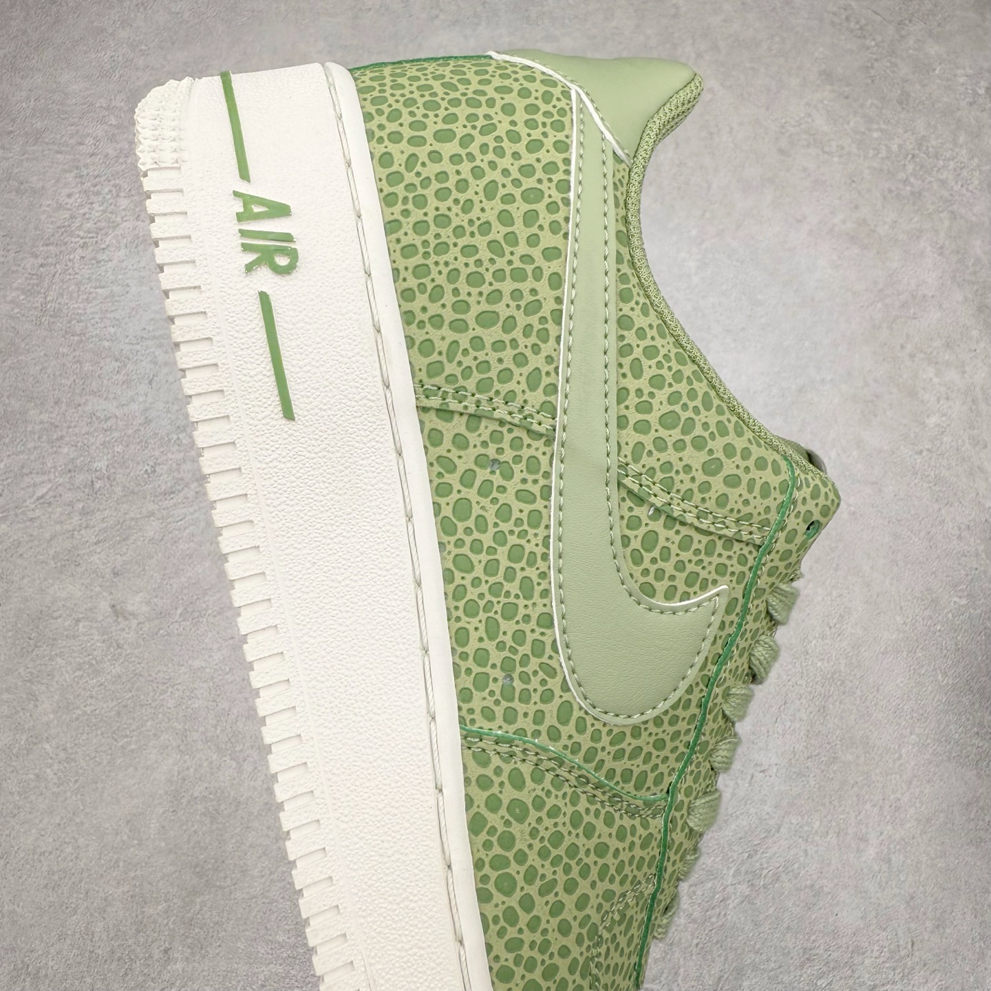 图片[6]-＃XT纯原 NK Air Force 1´07 Low 空军一号低帮百搭休闲运动板鞋 FV6519-200 顶级批次 2022全新楦头鞋型 鱼鳞大底 历时开发三个月 清洁度完美 二维码鞋标 内置芯片及solo气垫 大底高度及其弧度依照正品 钢印 logo刺绣 鞋口弧度 鞋头长度 鞋面冲孔 鞋垫背胶及钢印 完美鞋型对比正品 每一处都是细节满满 柔软、弹性十足的缓震性能和出色的中底设计 横跨复古与现代的外型结合 造就出风靡全球 三十多年的Force 1 直到今天还深受青睐 实拍调校N版已经零色差零失真 百分百还原实物色彩所见即所得 不存在货不对板色差等低级问题 选购参考实物拍摄 不混卖不参货 只用心做好货严格选品 承诺混一赔十 尺码：36 36.5 37.5 38 38.5 39 40 40.5 41 42 42.5 43 44 44.5 45-选品中心