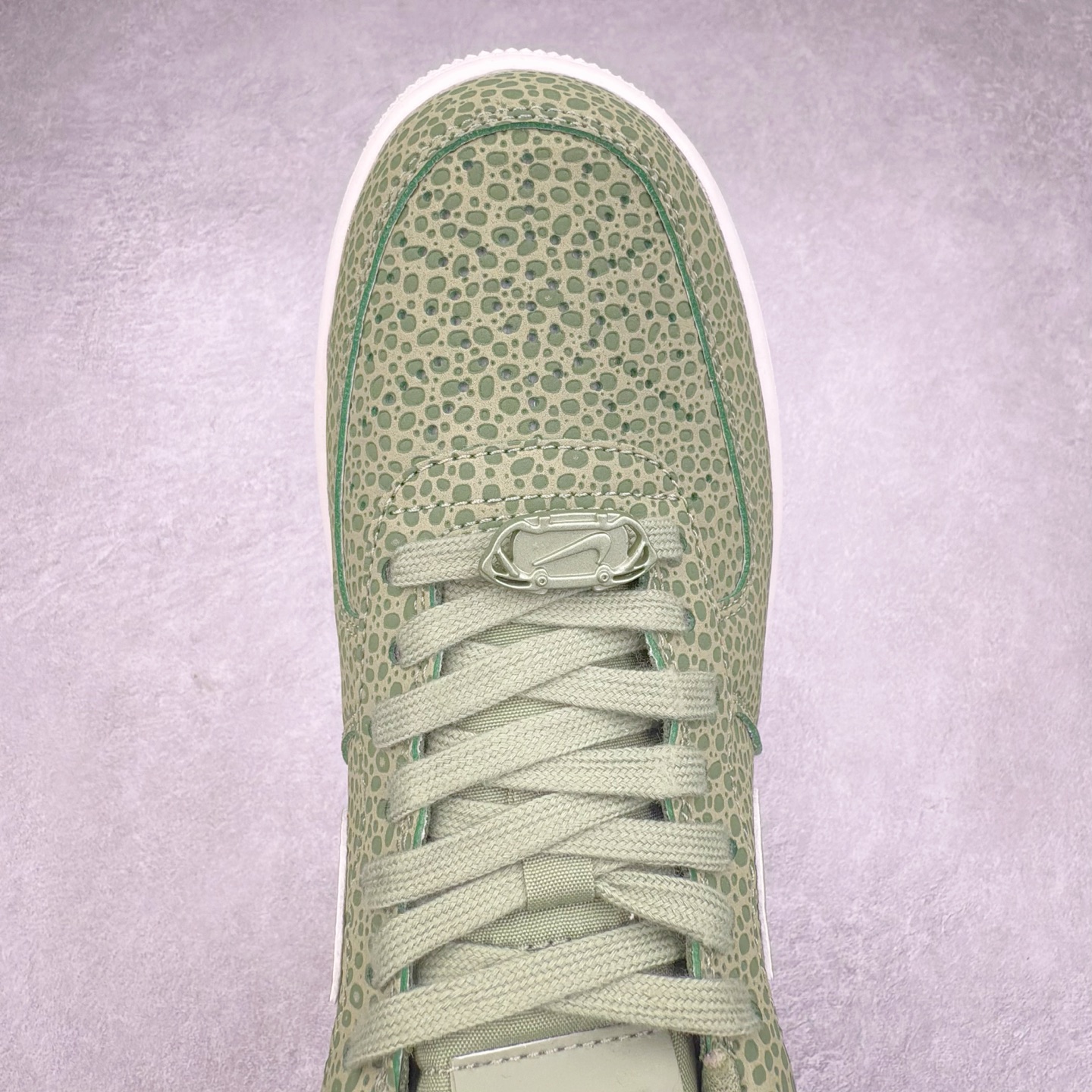 图片[4]-＃XT纯原 NK Air Force 1´07 Low 空军一号低帮百搭休闲运动板鞋 FV6519-200 顶级批次 2022全新楦头鞋型 鱼鳞大底 历时开发三个月 清洁度完美 二维码鞋标 内置芯片及solo气垫 大底高度及其弧度依照正品 钢印 logo刺绣 鞋口弧度 鞋头长度 鞋面冲孔 鞋垫背胶及钢印 完美鞋型对比正品 每一处都是细节满满 柔软、弹性十足的缓震性能和出色的中底设计 横跨复古与现代的外型结合 造就出风靡全球 三十多年的Force 1 直到今天还深受青睐 实拍调校N版已经零色差零失真 百分百还原实物色彩所见即所得 不存在货不对板色差等低级问题 选购参考实物拍摄 不混卖不参货 只用心做好货严格选品 承诺混一赔十 尺码：36 36.5 37.5 38 38.5 39 40 40.5 41 42 42.5 43 44 44.5 45-选品中心