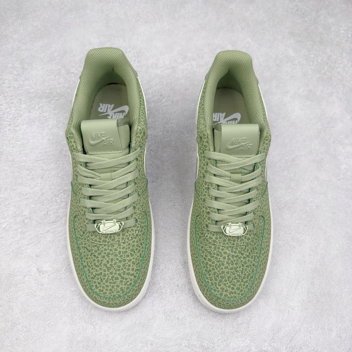 图片[2]-＃XT纯原 NK Air Force 1´07 Low 空军一号低帮百搭休闲运动板鞋 FV6519-200 顶级批次 2022全新楦头鞋型 鱼鳞大底 历时开发三个月 清洁度完美 二维码鞋标 内置芯片及solo气垫 大底高度及其弧度依照正品 钢印 logo刺绣 鞋口弧度 鞋头长度 鞋面冲孔 鞋垫背胶及钢印 完美鞋型对比正品 每一处都是细节满满 柔软、弹性十足的缓震性能和出色的中底设计 横跨复古与现代的外型结合 造就出风靡全球 三十多年的Force 1 直到今天还深受青睐 实拍调校N版已经零色差零失真 百分百还原实物色彩所见即所得 不存在货不对板色差等低级问题 选购参考实物拍摄 不混卖不参货 只用心做好货严格选品 承诺混一赔十 尺码：36 36.5 37.5 38 38.5 39 40 40.5 41 42 42.5 43 44 44.5 45-选品中心