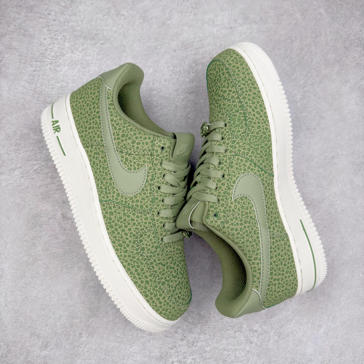 图片[3]-＃XT纯原 NK Air Force 1´07 Low 空军一号低帮百搭休闲运动板鞋 FV6519-200 顶级批次 2022全新楦头鞋型 鱼鳞大底 历时开发三个月 清洁度完美 二维码鞋标 内置芯片及solo气垫 大底高度及其弧度依照正品 钢印 logo刺绣 鞋口弧度 鞋头长度 鞋面冲孔 鞋垫背胶及钢印 完美鞋型对比正品 每一处都是细节满满 柔软、弹性十足的缓震性能和出色的中底设计 横跨复古与现代的外型结合 造就出风靡全球 三十多年的Force 1 直到今天还深受青睐 实拍调校N版已经零色差零失真 百分百还原实物色彩所见即所得 不存在货不对板色差等低级问题 选购参考实物拍摄 不混卖不参货 只用心做好货严格选品 承诺混一赔十 尺码：36 36.5 37.5 38 38.5 39 40 40.5 41 42 42.5 43 44 44.5 45-选品中心