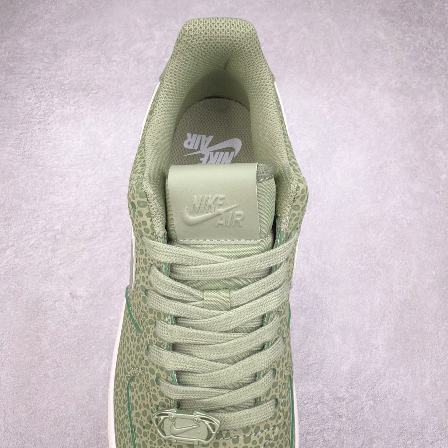 图片[5]-＃XT纯原 NK Air Force 1´07 Low 空军一号低帮百搭休闲运动板鞋 FV6519-200 顶级批次 2022全新楦头鞋型 鱼鳞大底 历时开发三个月 清洁度完美 二维码鞋标 内置芯片及solo气垫 大底高度及其弧度依照正品 钢印 logo刺绣 鞋口弧度 鞋头长度 鞋面冲孔 鞋垫背胶及钢印 完美鞋型对比正品 每一处都是细节满满 柔软、弹性十足的缓震性能和出色的中底设计 横跨复古与现代的外型结合 造就出风靡全球 三十多年的Force 1 直到今天还深受青睐 实拍调校N版已经零色差零失真 百分百还原实物色彩所见即所得 不存在货不对板色差等低级问题 选购参考实物拍摄 不混卖不参货 只用心做好货严格选品 承诺混一赔十 尺码：36 36.5 37.5 38 38.5 39 40 40.5 41 42 42.5 43 44 44.5 45-选品中心