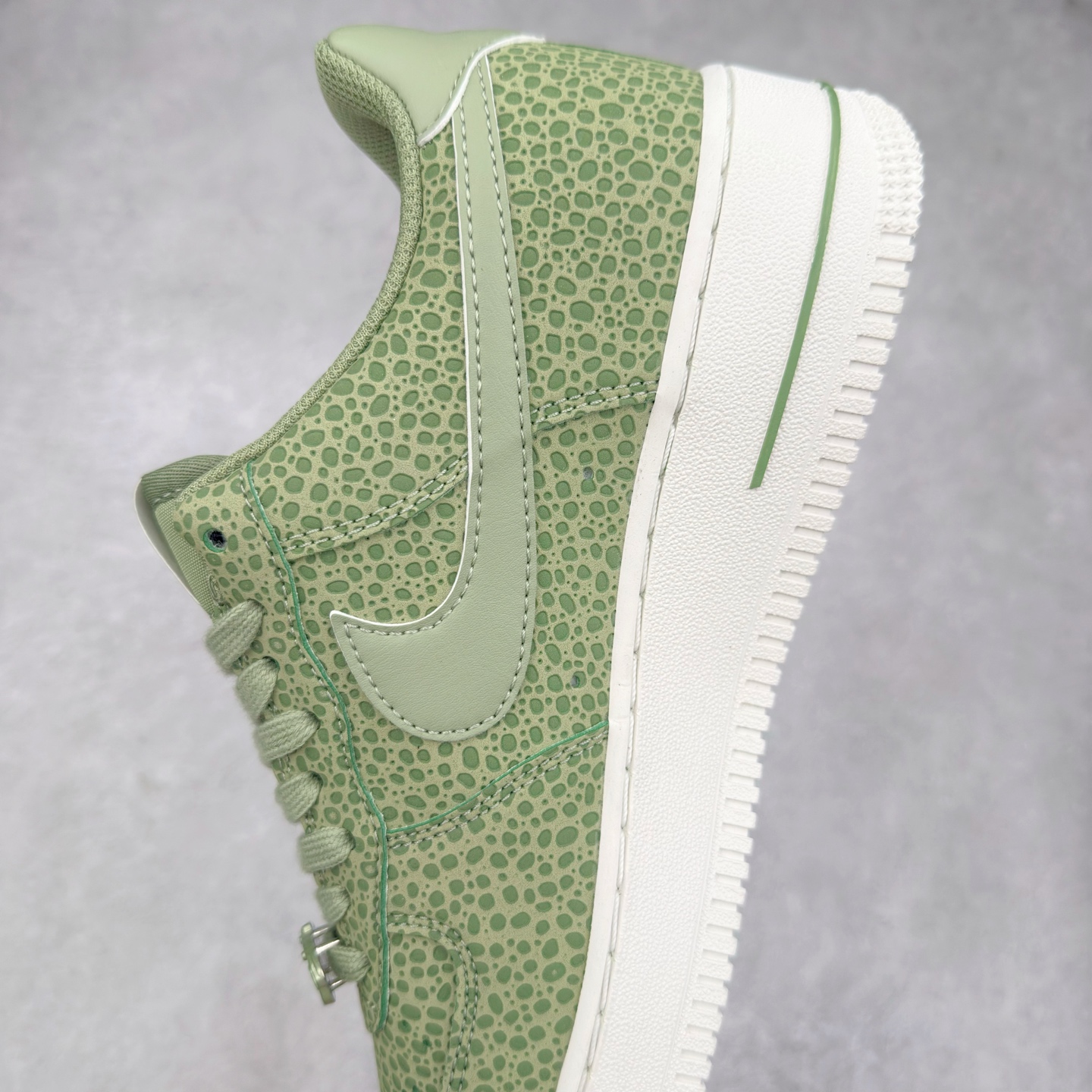 图片[7]-＃XT纯原 NK Air Force 1´07 Low 空军一号低帮百搭休闲运动板鞋 FV6519-200 顶级批次 2022全新楦头鞋型 鱼鳞大底 历时开发三个月 清洁度完美 二维码鞋标 内置芯片及solo气垫 大底高度及其弧度依照正品 钢印 logo刺绣 鞋口弧度 鞋头长度 鞋面冲孔 鞋垫背胶及钢印 完美鞋型对比正品 每一处都是细节满满 柔软、弹性十足的缓震性能和出色的中底设计 横跨复古与现代的外型结合 造就出风靡全球 三十多年的Force 1 直到今天还深受青睐 实拍调校N版已经零色差零失真 百分百还原实物色彩所见即所得 不存在货不对板色差等低级问题 选购参考实物拍摄 不混卖不参货 只用心做好货严格选品 承诺混一赔十 尺码：36 36.5 37.5 38 38.5 39 40 40.5 41 42 42.5 43 44 44.5 45-选品中心