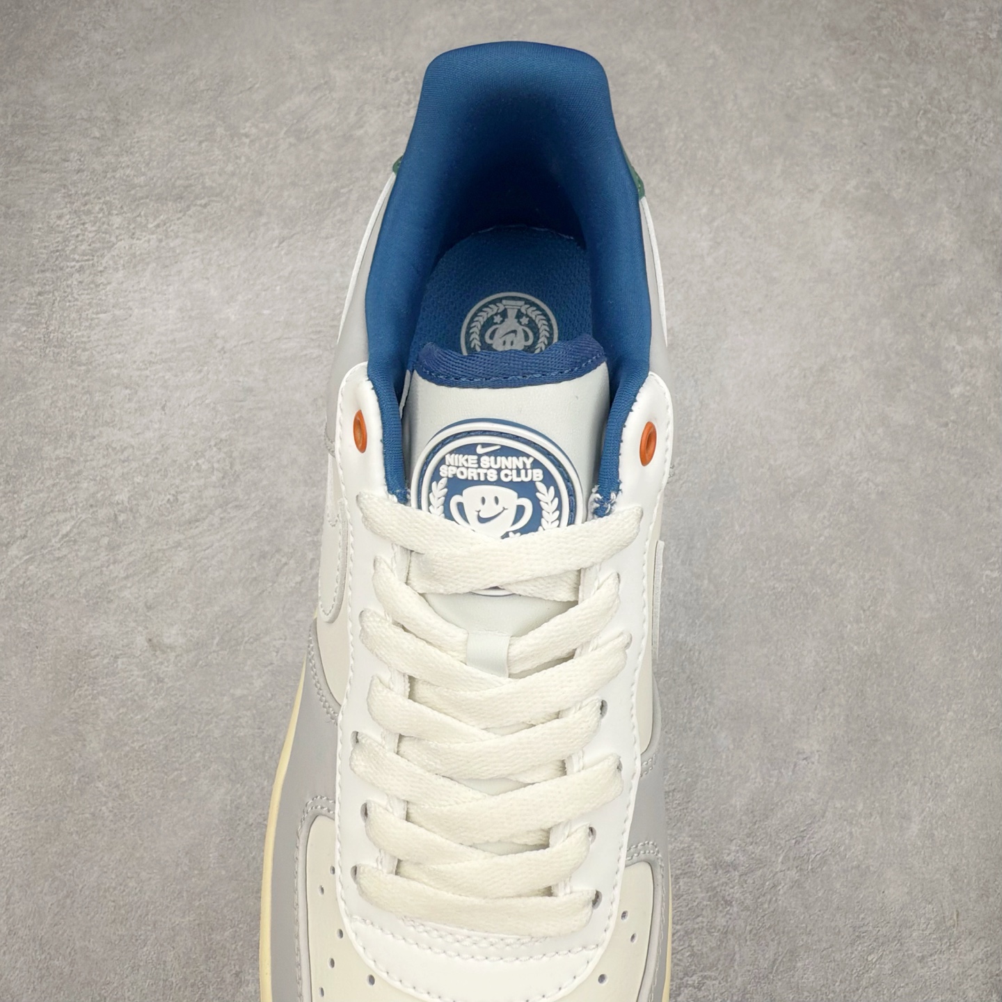 图片[5]-＃XT纯原 NK Air Force 1´07 Low 空军一号低帮百搭休闲运动板鞋 HM3721-111 顶级批次 2022全新楦头鞋型 鱼鳞大底 历时开发三个月 清洁度完美 二维码鞋标 内置芯片及solo气垫 大底高度及其弧度依照正品 钢印 logo刺绣 鞋口弧度 鞋头长度 鞋面冲孔 鞋垫背胶及钢印 完美鞋型对比正品 每一处都是细节满满 柔软、弹性十足的缓震性能和出色的中底设计 横跨复古与现代的外型结合 造就出风靡全球 三十多年的Force 1 直到今天还深受青睐 实拍调校N版已经零色差零失真 百分百还原实物色彩所见即所得 不存在货不对板色差等低级问题 选购参考实物拍摄 不混卖不参货 只用心做好货严格选品 承诺混一赔十 尺码：36 36.5 37.5 38 38.5 39 40 40.5 41 42 42.5 43 44 44.5 45-选品中心