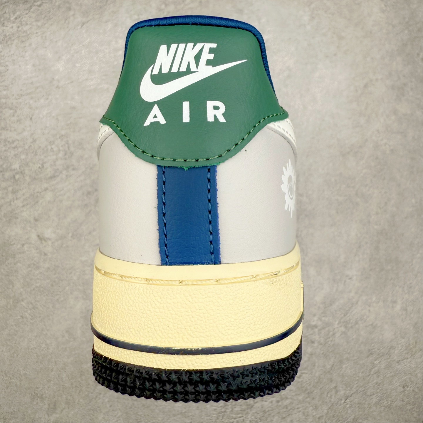 图片[8]-＃XT纯原 NK Air Force 1´07 Low 空军一号低帮百搭休闲运动板鞋 HM3721-111 顶级批次 2022全新楦头鞋型 鱼鳞大底 历时开发三个月 清洁度完美 二维码鞋标 内置芯片及solo气垫 大底高度及其弧度依照正品 钢印 logo刺绣 鞋口弧度 鞋头长度 鞋面冲孔 鞋垫背胶及钢印 完美鞋型对比正品 每一处都是细节满满 柔软、弹性十足的缓震性能和出色的中底设计 横跨复古与现代的外型结合 造就出风靡全球 三十多年的Force 1 直到今天还深受青睐 实拍调校N版已经零色差零失真 百分百还原实物色彩所见即所得 不存在货不对板色差等低级问题 选购参考实物拍摄 不混卖不参货 只用心做好货严格选品 承诺混一赔十 尺码：36 36.5 37.5 38 38.5 39 40 40.5 41 42 42.5 43 44 44.5 45-选品中心