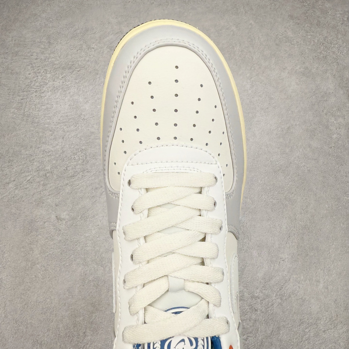 图片[4]-＃XT纯原 NK Air Force 1´07 Low 空军一号低帮百搭休闲运动板鞋 HM3721-111 顶级批次 2022全新楦头鞋型 鱼鳞大底 历时开发三个月 清洁度完美 二维码鞋标 内置芯片及solo气垫 大底高度及其弧度依照正品 钢印 logo刺绣 鞋口弧度 鞋头长度 鞋面冲孔 鞋垫背胶及钢印 完美鞋型对比正品 每一处都是细节满满 柔软、弹性十足的缓震性能和出色的中底设计 横跨复古与现代的外型结合 造就出风靡全球 三十多年的Force 1 直到今天还深受青睐 实拍调校N版已经零色差零失真 百分百还原实物色彩所见即所得 不存在货不对板色差等低级问题 选购参考实物拍摄 不混卖不参货 只用心做好货严格选品 承诺混一赔十 尺码：36 36.5 37.5 38 38.5 39 40 40.5 41 42 42.5 43 44 44.5 45-选品中心