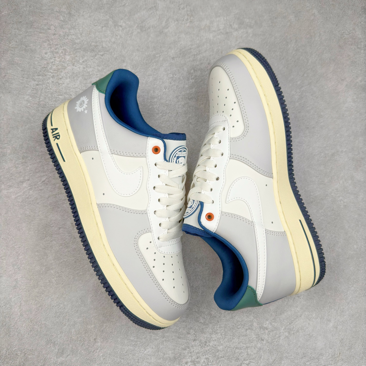 图片[3]-＃XT纯原 NK Air Force 1´07 Low 空军一号低帮百搭休闲运动板鞋 HM3721-111 顶级批次 2022全新楦头鞋型 鱼鳞大底 历时开发三个月 清洁度完美 二维码鞋标 内置芯片及solo气垫 大底高度及其弧度依照正品 钢印 logo刺绣 鞋口弧度 鞋头长度 鞋面冲孔 鞋垫背胶及钢印 完美鞋型对比正品 每一处都是细节满满 柔软、弹性十足的缓震性能和出色的中底设计 横跨复古与现代的外型结合 造就出风靡全球 三十多年的Force 1 直到今天还深受青睐 实拍调校N版已经零色差零失真 百分百还原实物色彩所见即所得 不存在货不对板色差等低级问题 选购参考实物拍摄 不混卖不参货 只用心做好货严格选品 承诺混一赔十 尺码：36 36.5 37.5 38 38.5 39 40 40.5 41 42 42.5 43 44 44.5 45-选品中心