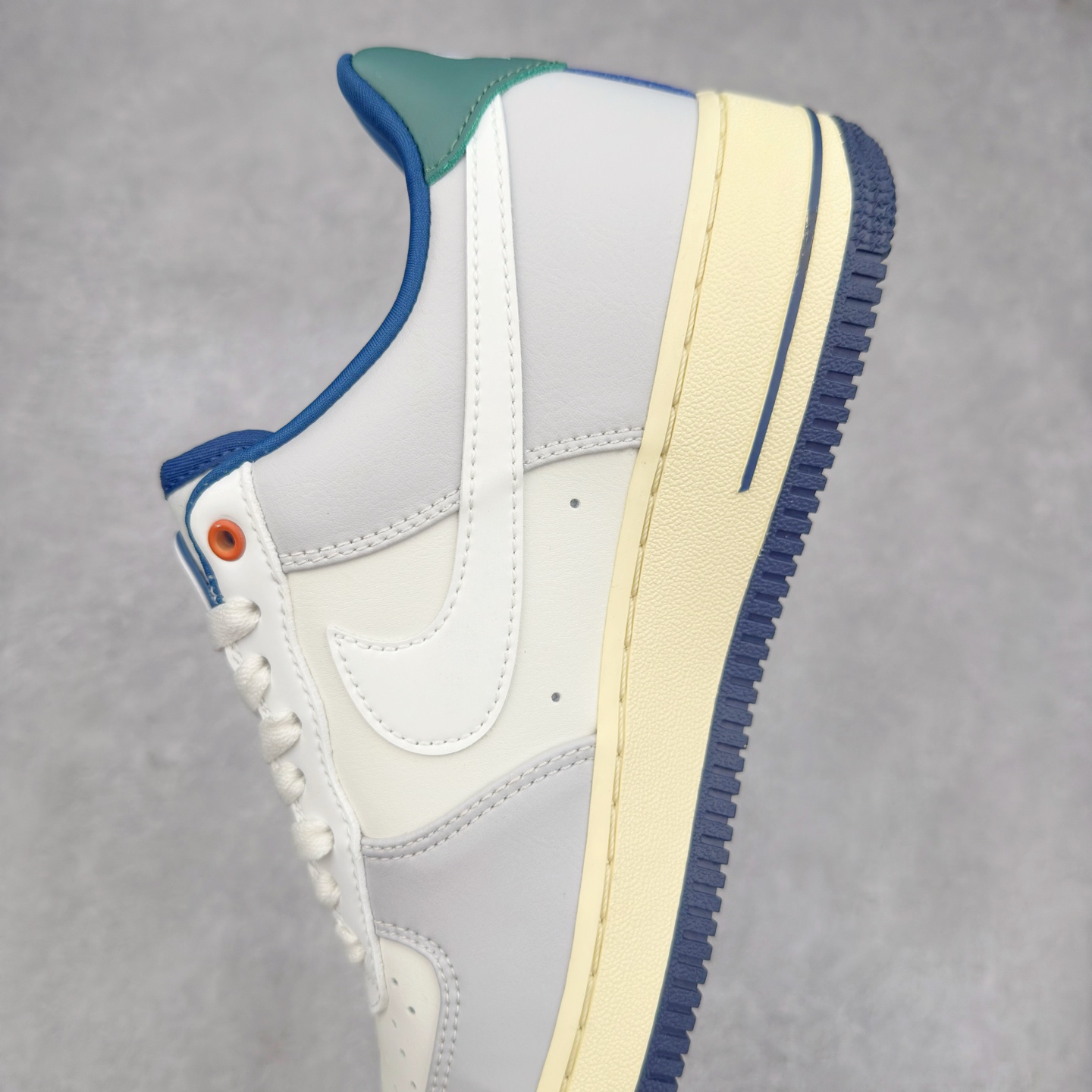 图片[7]-＃XT纯原 NK Air Force 1´07 Low 空军一号低帮百搭休闲运动板鞋 HM3721-111 顶级批次 2022全新楦头鞋型 鱼鳞大底 历时开发三个月 清洁度完美 二维码鞋标 内置芯片及solo气垫 大底高度及其弧度依照正品 钢印 logo刺绣 鞋口弧度 鞋头长度 鞋面冲孔 鞋垫背胶及钢印 完美鞋型对比正品 每一处都是细节满满 柔软、弹性十足的缓震性能和出色的中底设计 横跨复古与现代的外型结合 造就出风靡全球 三十多年的Force 1 直到今天还深受青睐 实拍调校N版已经零色差零失真 百分百还原实物色彩所见即所得 不存在货不对板色差等低级问题 选购参考实物拍摄 不混卖不参货 只用心做好货严格选品 承诺混一赔十 尺码：36 36.5 37.5 38 38.5 39 40 40.5 41 42 42.5 43 44 44.5 45-选品中心