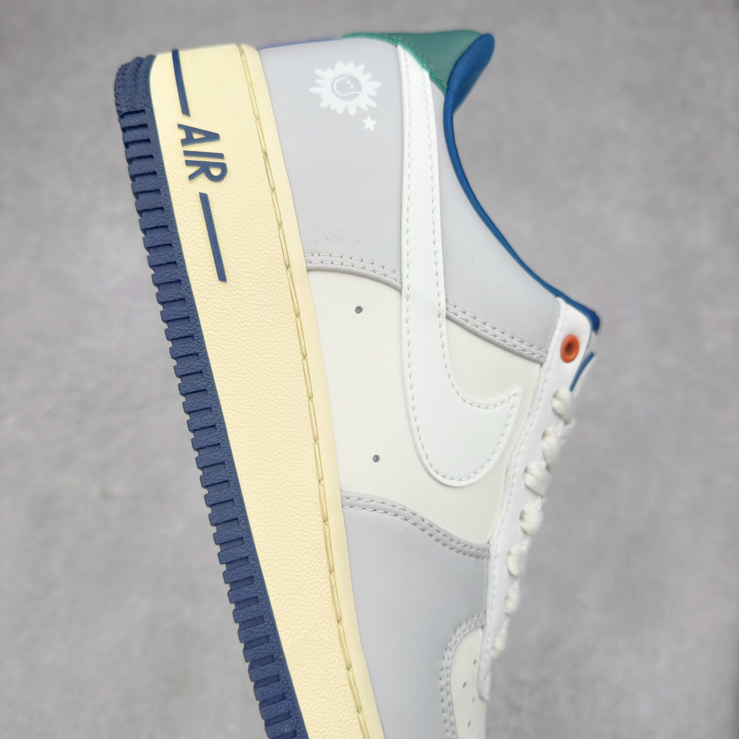 图片[6]-＃XT纯原 NK Air Force 1´07 Low 空军一号低帮百搭休闲运动板鞋 HM3721-111 顶级批次 2022全新楦头鞋型 鱼鳞大底 历时开发三个月 清洁度完美 二维码鞋标 内置芯片及solo气垫 大底高度及其弧度依照正品 钢印 logo刺绣 鞋口弧度 鞋头长度 鞋面冲孔 鞋垫背胶及钢印 完美鞋型对比正品 每一处都是细节满满 柔软、弹性十足的缓震性能和出色的中底设计 横跨复古与现代的外型结合 造就出风靡全球 三十多年的Force 1 直到今天还深受青睐 实拍调校N版已经零色差零失真 百分百还原实物色彩所见即所得 不存在货不对板色差等低级问题 选购参考实物拍摄 不混卖不参货 只用心做好货严格选品 承诺混一赔十 尺码：36 36.5 37.5 38 38.5 39 40 40.5 41 42 42.5 43 44 44.5 45-选品中心