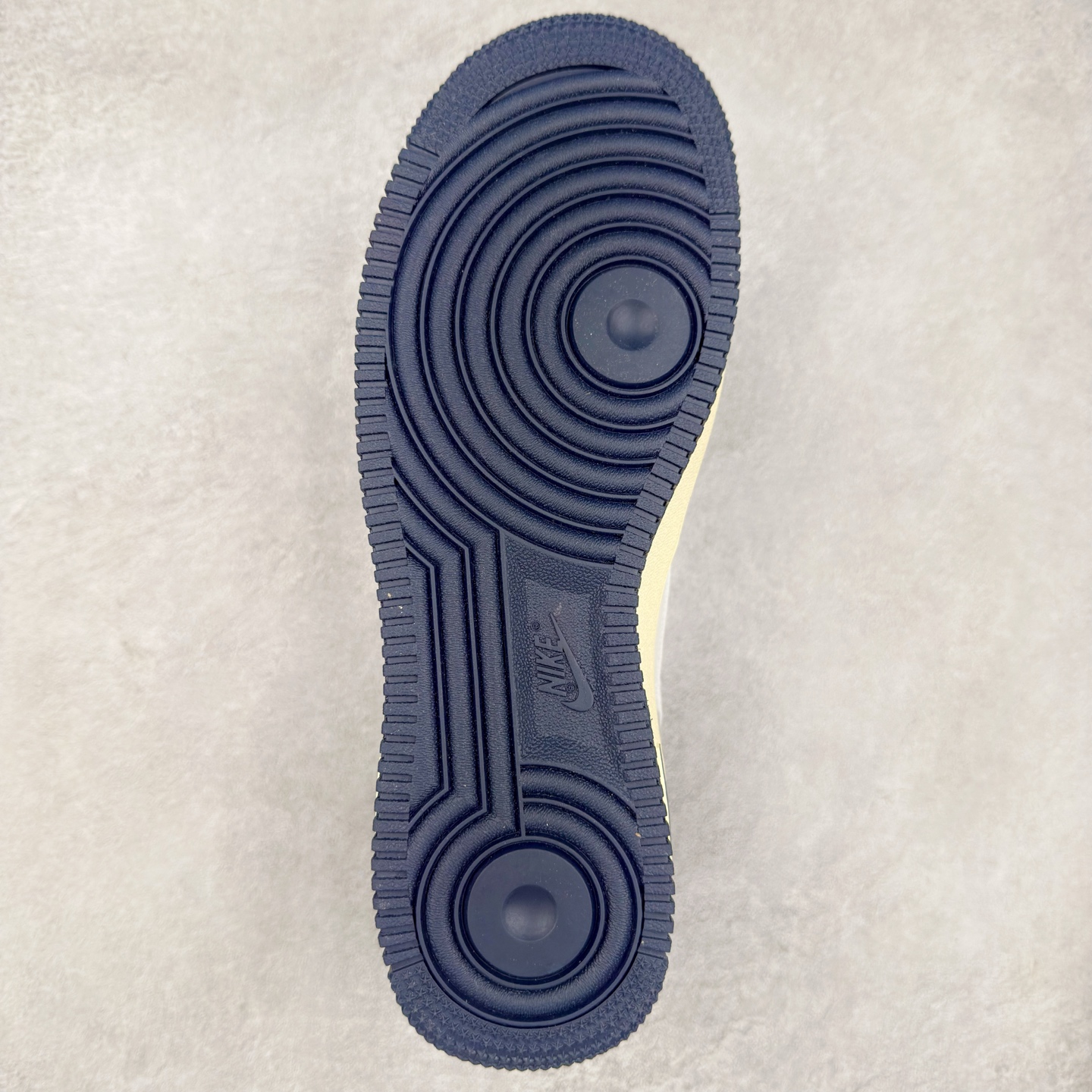 图片[9]-＃XT纯原 NK Air Force 1´07 Low 空军一号低帮百搭休闲运动板鞋 HM3721-111 顶级批次 2022全新楦头鞋型 鱼鳞大底 历时开发三个月 清洁度完美 二维码鞋标 内置芯片及solo气垫 大底高度及其弧度依照正品 钢印 logo刺绣 鞋口弧度 鞋头长度 鞋面冲孔 鞋垫背胶及钢印 完美鞋型对比正品 每一处都是细节满满 柔软、弹性十足的缓震性能和出色的中底设计 横跨复古与现代的外型结合 造就出风靡全球 三十多年的Force 1 直到今天还深受青睐 实拍调校N版已经零色差零失真 百分百还原实物色彩所见即所得 不存在货不对板色差等低级问题 选购参考实物拍摄 不混卖不参货 只用心做好货严格选品 承诺混一赔十 尺码：36 36.5 37.5 38 38.5 39 40 40.5 41 42 42.5 43 44 44.5 45-选品中心