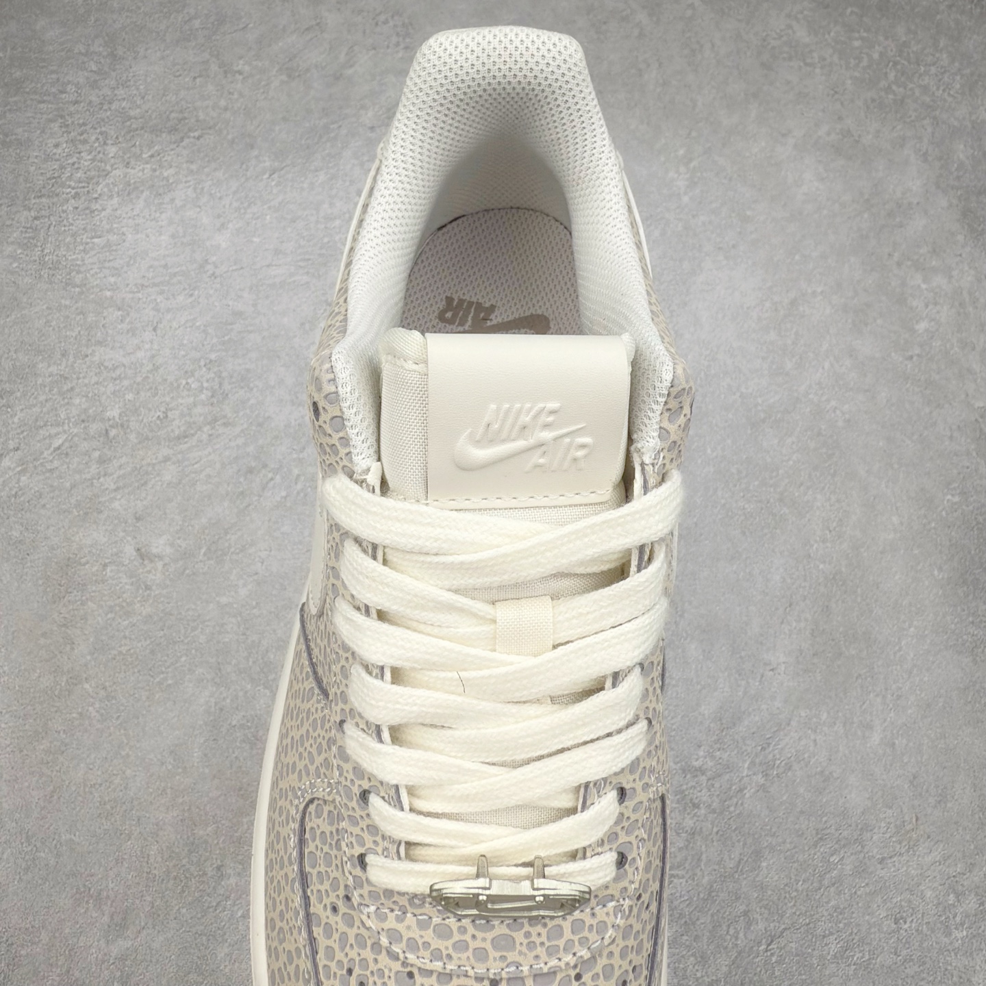 图片[5]-＃XT纯原 NK Air Force 1´07 Low 空军一号低帮百搭休闲运动板鞋 FV6519-001 顶级批次 2022全新楦头鞋型 鱼鳞大底 历时开发三个月 清洁度完美 二维码鞋标 内置芯片及solo气垫 大底高度及其弧度依照正品 钢印 logo刺绣 鞋口弧度 鞋头长度 鞋面冲孔 鞋垫背胶及钢印 完美鞋型对比正品 每一处都是细节满满 柔软、弹性十足的缓震性能和出色的中底设计 横跨复古与现代的外型结合 造就出风靡全球 三十多年的Force 1 直到今天还深受青睐 实拍调校N版已经零色差零失真 百分百还原实物色彩所见即所得 不存在货不对板色差等低级问题 选购参考实物拍摄 不混卖不参货 只用心做好货严格选品 承诺混一赔十 尺码：36 36.5 37.5 38 38.5 39 40 40.5 41 42 42.5 43 44 44.5 45-选品中心