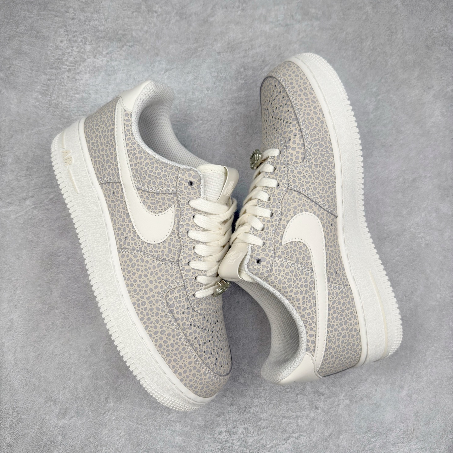 图片[3]-＃XT纯原 NK Air Force 1´07 Low 空军一号低帮百搭休闲运动板鞋 FV6519-001 顶级批次 2022全新楦头鞋型 鱼鳞大底 历时开发三个月 清洁度完美 二维码鞋标 内置芯片及solo气垫 大底高度及其弧度依照正品 钢印 logo刺绣 鞋口弧度 鞋头长度 鞋面冲孔 鞋垫背胶及钢印 完美鞋型对比正品 每一处都是细节满满 柔软、弹性十足的缓震性能和出色的中底设计 横跨复古与现代的外型结合 造就出风靡全球 三十多年的Force 1 直到今天还深受青睐 实拍调校N版已经零色差零失真 百分百还原实物色彩所见即所得 不存在货不对板色差等低级问题 选购参考实物拍摄 不混卖不参货 只用心做好货严格选品 承诺混一赔十 尺码：36 36.5 37.5 38 38.5 39 40 40.5 41 42 42.5 43 44 44.5 45-选品中心