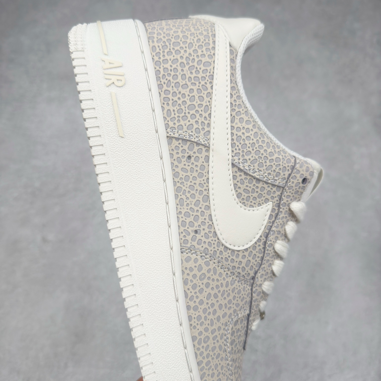 图片[6]-＃XT纯原 NK Air Force 1´07 Low 空军一号低帮百搭休闲运动板鞋 FV6519-001 顶级批次 2022全新楦头鞋型 鱼鳞大底 历时开发三个月 清洁度完美 二维码鞋标 内置芯片及solo气垫 大底高度及其弧度依照正品 钢印 logo刺绣 鞋口弧度 鞋头长度 鞋面冲孔 鞋垫背胶及钢印 完美鞋型对比正品 每一处都是细节满满 柔软、弹性十足的缓震性能和出色的中底设计 横跨复古与现代的外型结合 造就出风靡全球 三十多年的Force 1 直到今天还深受青睐 实拍调校N版已经零色差零失真 百分百还原实物色彩所见即所得 不存在货不对板色差等低级问题 选购参考实物拍摄 不混卖不参货 只用心做好货严格选品 承诺混一赔十 尺码：36 36.5 37.5 38 38.5 39 40 40.5 41 42 42.5 43 44 44.5 45-选品中心