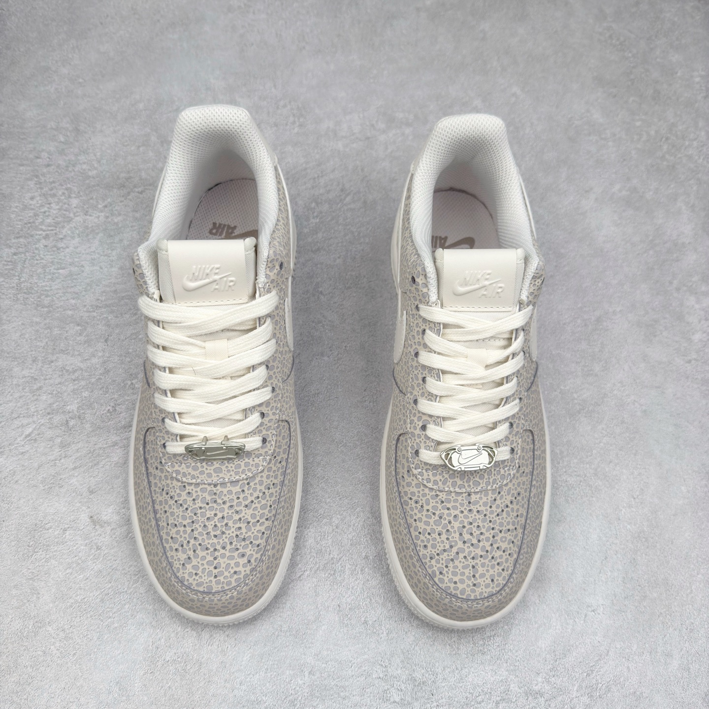 图片[2]-＃XT纯原 NK Air Force 1´07 Low 空军一号低帮百搭休闲运动板鞋 FV6519-001 顶级批次 2022全新楦头鞋型 鱼鳞大底 历时开发三个月 清洁度完美 二维码鞋标 内置芯片及solo气垫 大底高度及其弧度依照正品 钢印 logo刺绣 鞋口弧度 鞋头长度 鞋面冲孔 鞋垫背胶及钢印 完美鞋型对比正品 每一处都是细节满满 柔软、弹性十足的缓震性能和出色的中底设计 横跨复古与现代的外型结合 造就出风靡全球 三十多年的Force 1 直到今天还深受青睐 实拍调校N版已经零色差零失真 百分百还原实物色彩所见即所得 不存在货不对板色差等低级问题 选购参考实物拍摄 不混卖不参货 只用心做好货严格选品 承诺混一赔十 尺码：36 36.5 37.5 38 38.5 39 40 40.5 41 42 42.5 43 44 44.5 45-选品中心