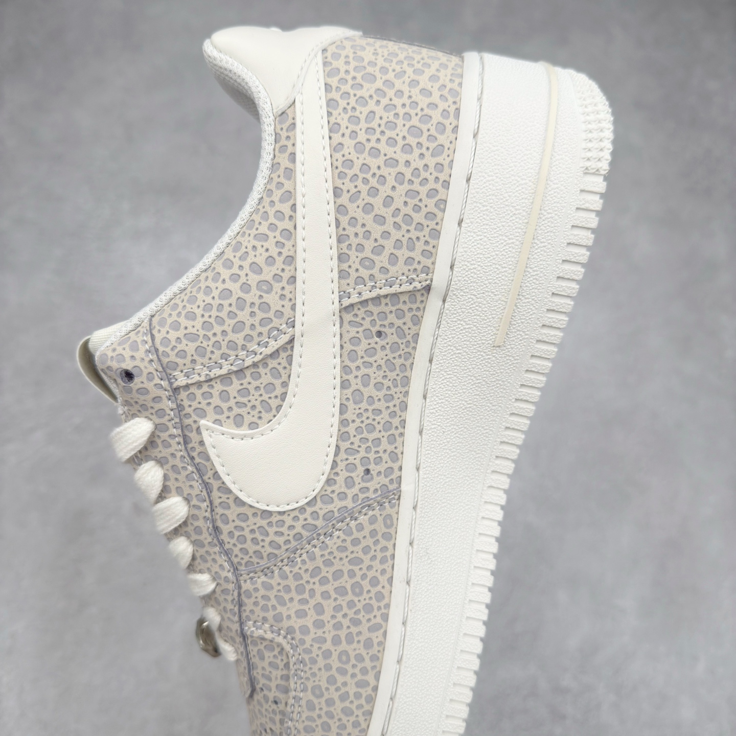 图片[7]-＃XT纯原 NK Air Force 1´07 Low 空军一号低帮百搭休闲运动板鞋 FV6519-001 顶级批次 2022全新楦头鞋型 鱼鳞大底 历时开发三个月 清洁度完美 二维码鞋标 内置芯片及solo气垫 大底高度及其弧度依照正品 钢印 logo刺绣 鞋口弧度 鞋头长度 鞋面冲孔 鞋垫背胶及钢印 完美鞋型对比正品 每一处都是细节满满 柔软、弹性十足的缓震性能和出色的中底设计 横跨复古与现代的外型结合 造就出风靡全球 三十多年的Force 1 直到今天还深受青睐 实拍调校N版已经零色差零失真 百分百还原实物色彩所见即所得 不存在货不对板色差等低级问题 选购参考实物拍摄 不混卖不参货 只用心做好货严格选品 承诺混一赔十 尺码：36 36.5 37.5 38 38.5 39 40 40.5 41 42 42.5 43 44 44.5 45-选品中心