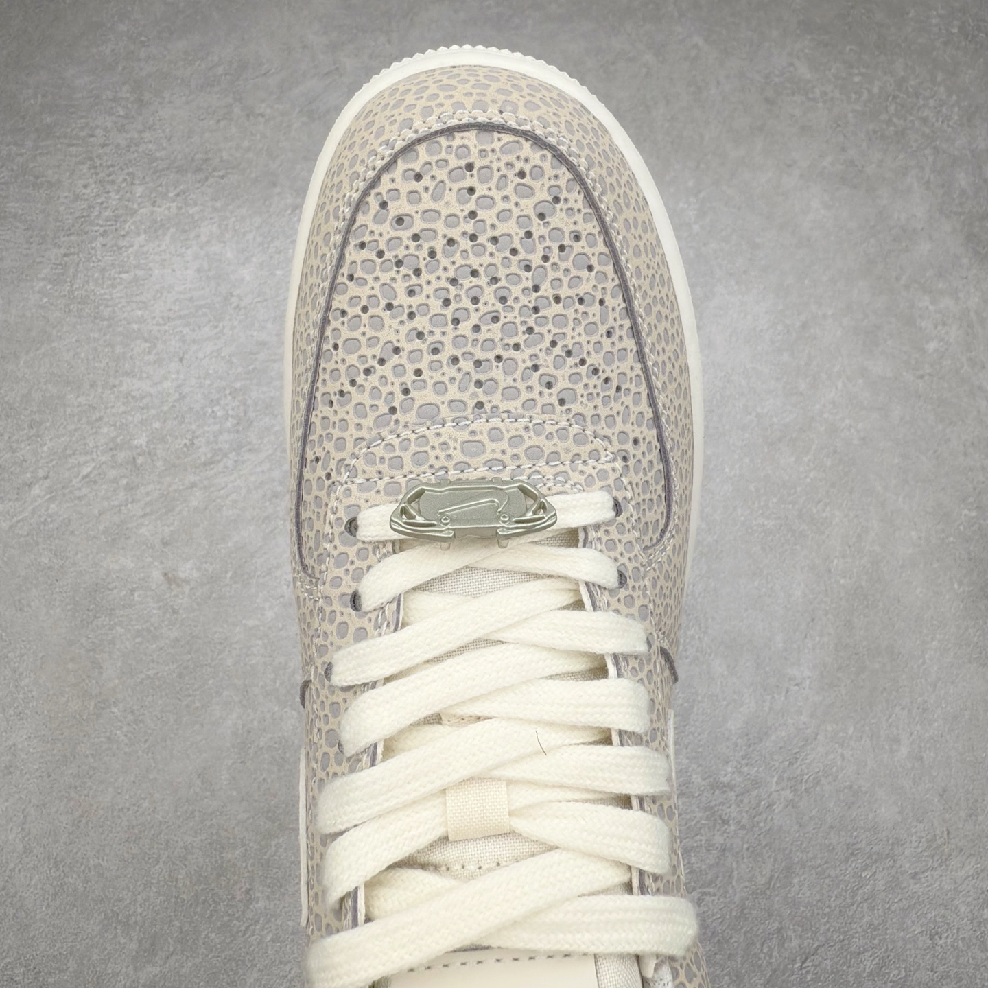 图片[4]-＃XT纯原 NK Air Force 1´07 Low 空军一号低帮百搭休闲运动板鞋 FV6519-001 顶级批次 2022全新楦头鞋型 鱼鳞大底 历时开发三个月 清洁度完美 二维码鞋标 内置芯片及solo气垫 大底高度及其弧度依照正品 钢印 logo刺绣 鞋口弧度 鞋头长度 鞋面冲孔 鞋垫背胶及钢印 完美鞋型对比正品 每一处都是细节满满 柔软、弹性十足的缓震性能和出色的中底设计 横跨复古与现代的外型结合 造就出风靡全球 三十多年的Force 1 直到今天还深受青睐 实拍调校N版已经零色差零失真 百分百还原实物色彩所见即所得 不存在货不对板色差等低级问题 选购参考实物拍摄 不混卖不参货 只用心做好货严格选品 承诺混一赔十 尺码：36 36.5 37.5 38 38.5 39 40 40.5 41 42 42.5 43 44 44.5 45-选品中心