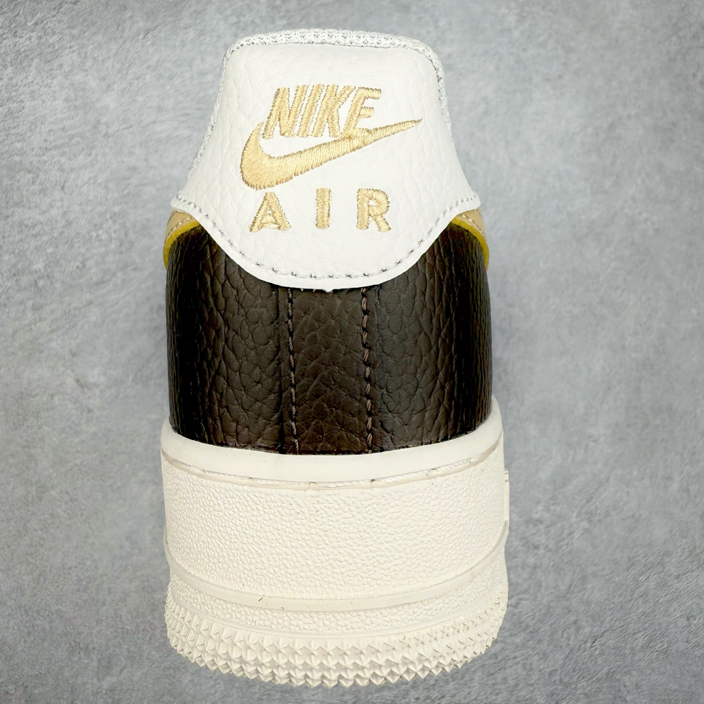 图片[8]-＃XT纯原 NK Air Force 1´07 Low 空军一号低帮百搭休闲运动板鞋 HM9656-001 顶级批次 2022全新楦头鞋型 鱼鳞大底 历时开发三个月 清洁度完美 二维码鞋标 内置芯片及solo气垫 大底高度及其弧度依照正品 钢印 logo刺绣 鞋口弧度 鞋头长度 鞋面冲孔 鞋垫背胶及钢印 完美鞋型对比正品 每一处都是细节满满 柔软、弹性十足的缓震性能和出色的中底设计 横跨复古与现代的外型结合 造就出风靡全球 三十多年的Force 1 直到今天还深受青睐 实拍调校N版已经零色差零失真 百分百还原实物色彩所见即所得 不存在货不对板色差等低级问题 选购参考实物拍摄 不混卖不参货 只用心做好货严格选品 承诺混一赔十 尺码：36 36.5 37.5 38 38.5 39 40 40.5 41 42 42.5 43 44 44.5 45-选品中心