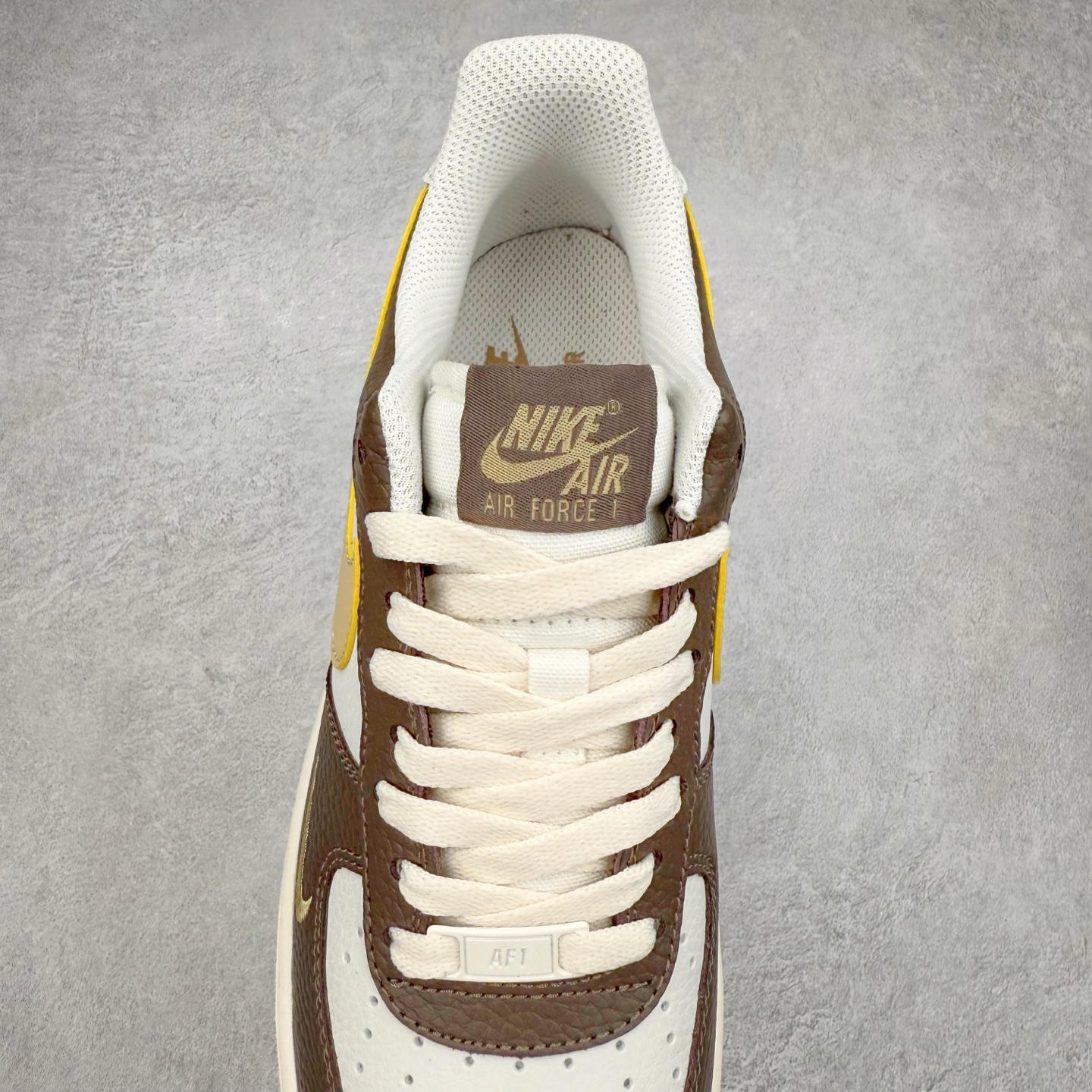 图片[5]-＃XT纯原 NK Air Force 1´07 Low 空军一号低帮百搭休闲运动板鞋 HM9656-001 顶级批次 2022全新楦头鞋型 鱼鳞大底 历时开发三个月 清洁度完美 二维码鞋标 内置芯片及solo气垫 大底高度及其弧度依照正品 钢印 logo刺绣 鞋口弧度 鞋头长度 鞋面冲孔 鞋垫背胶及钢印 完美鞋型对比正品 每一处都是细节满满 柔软、弹性十足的缓震性能和出色的中底设计 横跨复古与现代的外型结合 造就出风靡全球 三十多年的Force 1 直到今天还深受青睐 实拍调校N版已经零色差零失真 百分百还原实物色彩所见即所得 不存在货不对板色差等低级问题 选购参考实物拍摄 不混卖不参货 只用心做好货严格选品 承诺混一赔十 尺码：36 36.5 37.5 38 38.5 39 40 40.5 41 42 42.5 43 44 44.5 45-选品中心