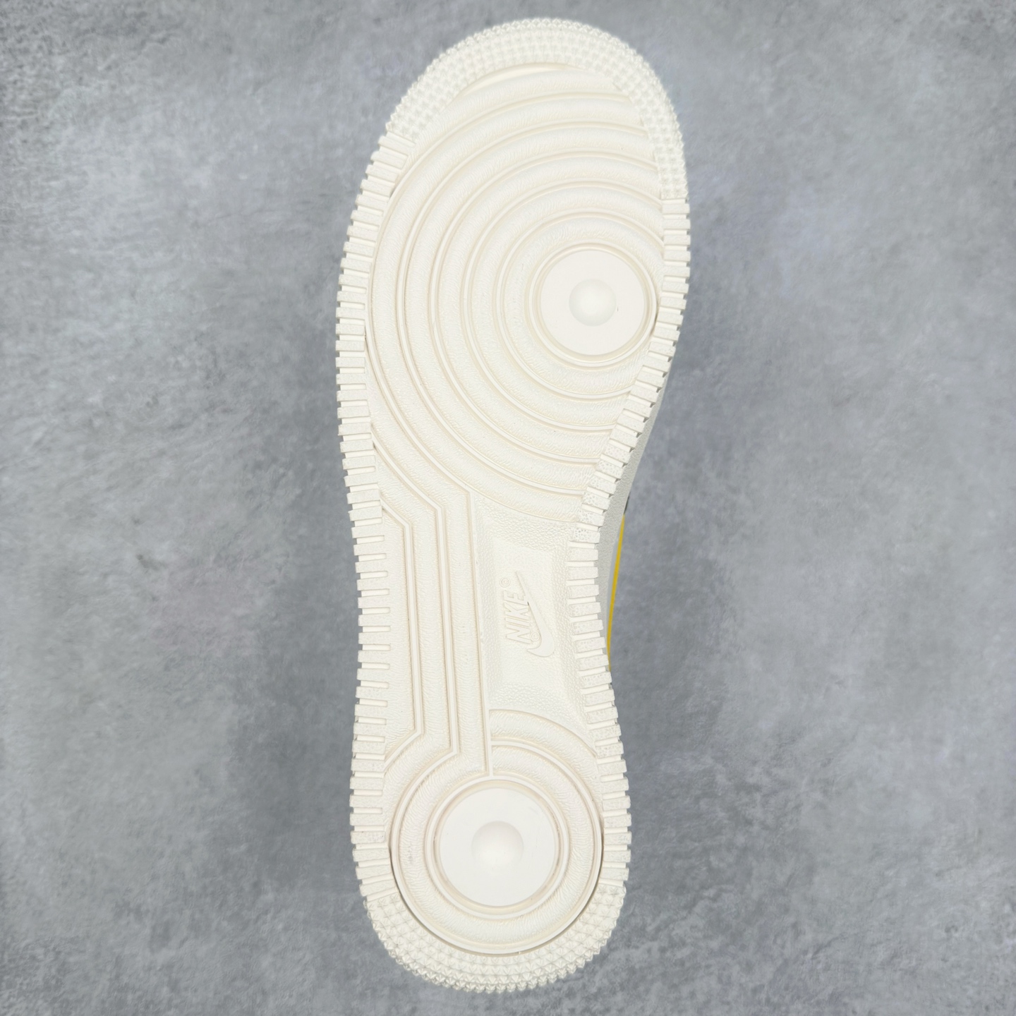 图片[9]-＃XT纯原 NK Air Force 1´07 Low 空军一号低帮百搭休闲运动板鞋 HM9656-001 顶级批次 2022全新楦头鞋型 鱼鳞大底 历时开发三个月 清洁度完美 二维码鞋标 内置芯片及solo气垫 大底高度及其弧度依照正品 钢印 logo刺绣 鞋口弧度 鞋头长度 鞋面冲孔 鞋垫背胶及钢印 完美鞋型对比正品 每一处都是细节满满 柔软、弹性十足的缓震性能和出色的中底设计 横跨复古与现代的外型结合 造就出风靡全球 三十多年的Force 1 直到今天还深受青睐 实拍调校N版已经零色差零失真 百分百还原实物色彩所见即所得 不存在货不对板色差等低级问题 选购参考实物拍摄 不混卖不参货 只用心做好货严格选品 承诺混一赔十 尺码：36 36.5 37.5 38 38.5 39 40 40.5 41 42 42.5 43 44 44.5 45-选品中心