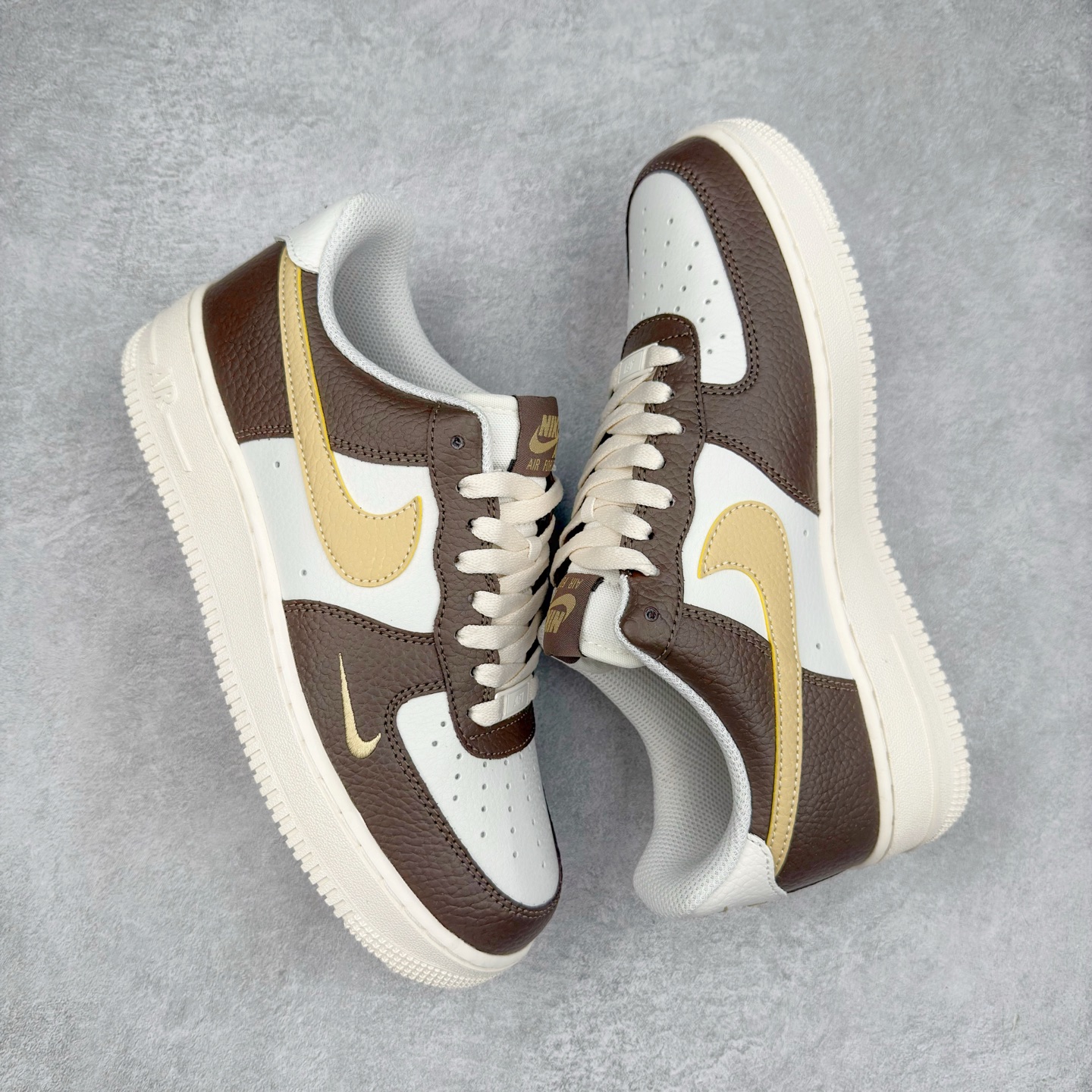 图片[3]-＃XT纯原 NK Air Force 1´07 Low 空军一号低帮百搭休闲运动板鞋 HM9656-001 顶级批次 2022全新楦头鞋型 鱼鳞大底 历时开发三个月 清洁度完美 二维码鞋标 内置芯片及solo气垫 大底高度及其弧度依照正品 钢印 logo刺绣 鞋口弧度 鞋头长度 鞋面冲孔 鞋垫背胶及钢印 完美鞋型对比正品 每一处都是细节满满 柔软、弹性十足的缓震性能和出色的中底设计 横跨复古与现代的外型结合 造就出风靡全球 三十多年的Force 1 直到今天还深受青睐 实拍调校N版已经零色差零失真 百分百还原实物色彩所见即所得 不存在货不对板色差等低级问题 选购参考实物拍摄 不混卖不参货 只用心做好货严格选品 承诺混一赔十 尺码：36 36.5 37.5 38 38.5 39 40 40.5 41 42 42.5 43 44 44.5 45-选品中心