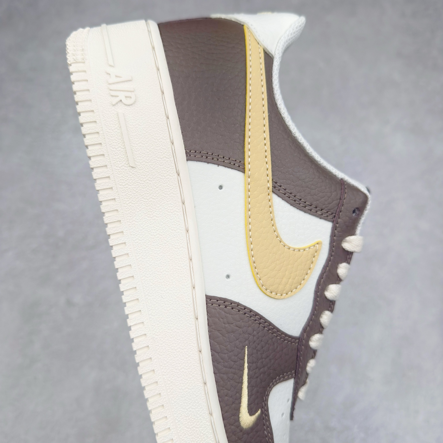 图片[6]-＃XT纯原 NK Air Force 1´07 Low 空军一号低帮百搭休闲运动板鞋 HM9656-001 顶级批次 2022全新楦头鞋型 鱼鳞大底 历时开发三个月 清洁度完美 二维码鞋标 内置芯片及solo气垫 大底高度及其弧度依照正品 钢印 logo刺绣 鞋口弧度 鞋头长度 鞋面冲孔 鞋垫背胶及钢印 完美鞋型对比正品 每一处都是细节满满 柔软、弹性十足的缓震性能和出色的中底设计 横跨复古与现代的外型结合 造就出风靡全球 三十多年的Force 1 直到今天还深受青睐 实拍调校N版已经零色差零失真 百分百还原实物色彩所见即所得 不存在货不对板色差等低级问题 选购参考实物拍摄 不混卖不参货 只用心做好货严格选品 承诺混一赔十 尺码：36 36.5 37.5 38 38.5 39 40 40.5 41 42 42.5 43 44 44.5 45-选品中心