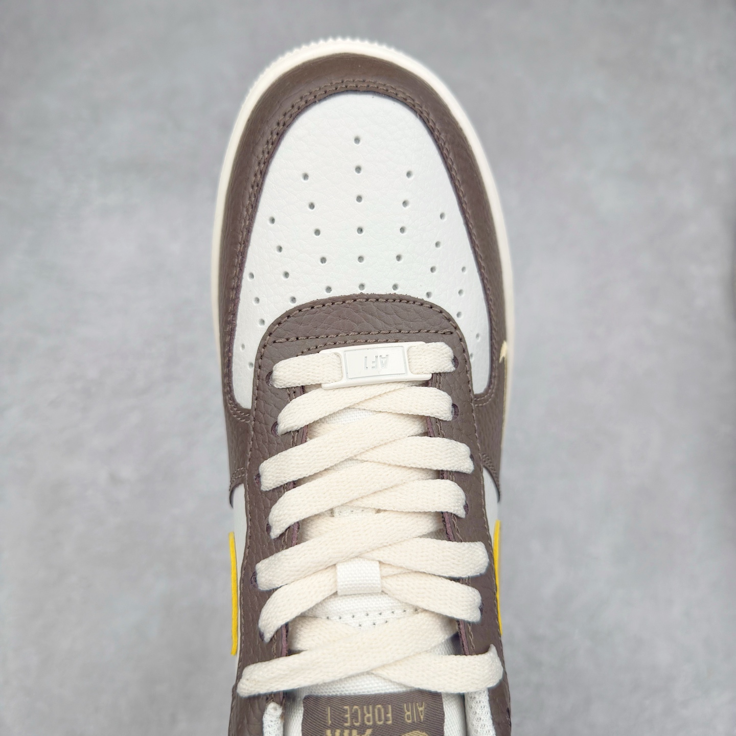 图片[4]-＃XT纯原 NK Air Force 1´07 Low 空军一号低帮百搭休闲运动板鞋 HM9656-001 顶级批次 2022全新楦头鞋型 鱼鳞大底 历时开发三个月 清洁度完美 二维码鞋标 内置芯片及solo气垫 大底高度及其弧度依照正品 钢印 logo刺绣 鞋口弧度 鞋头长度 鞋面冲孔 鞋垫背胶及钢印 完美鞋型对比正品 每一处都是细节满满 柔软、弹性十足的缓震性能和出色的中底设计 横跨复古与现代的外型结合 造就出风靡全球 三十多年的Force 1 直到今天还深受青睐 实拍调校N版已经零色差零失真 百分百还原实物色彩所见即所得 不存在货不对板色差等低级问题 选购参考实物拍摄 不混卖不参货 只用心做好货严格选品 承诺混一赔十 尺码：36 36.5 37.5 38 38.5 39 40 40.5 41 42 42.5 43 44 44.5 45-选品中心